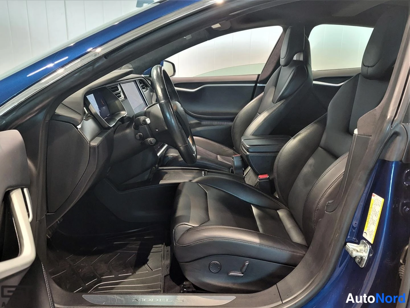 Sininen Tesla Model S 2018, etuistuimet, kuva 13