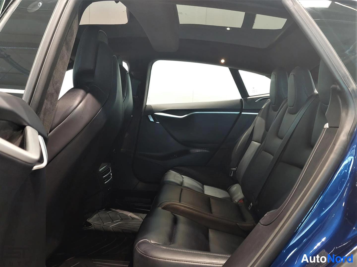 Sininen Tesla Model S 2018, takaistuimet, kuva 14