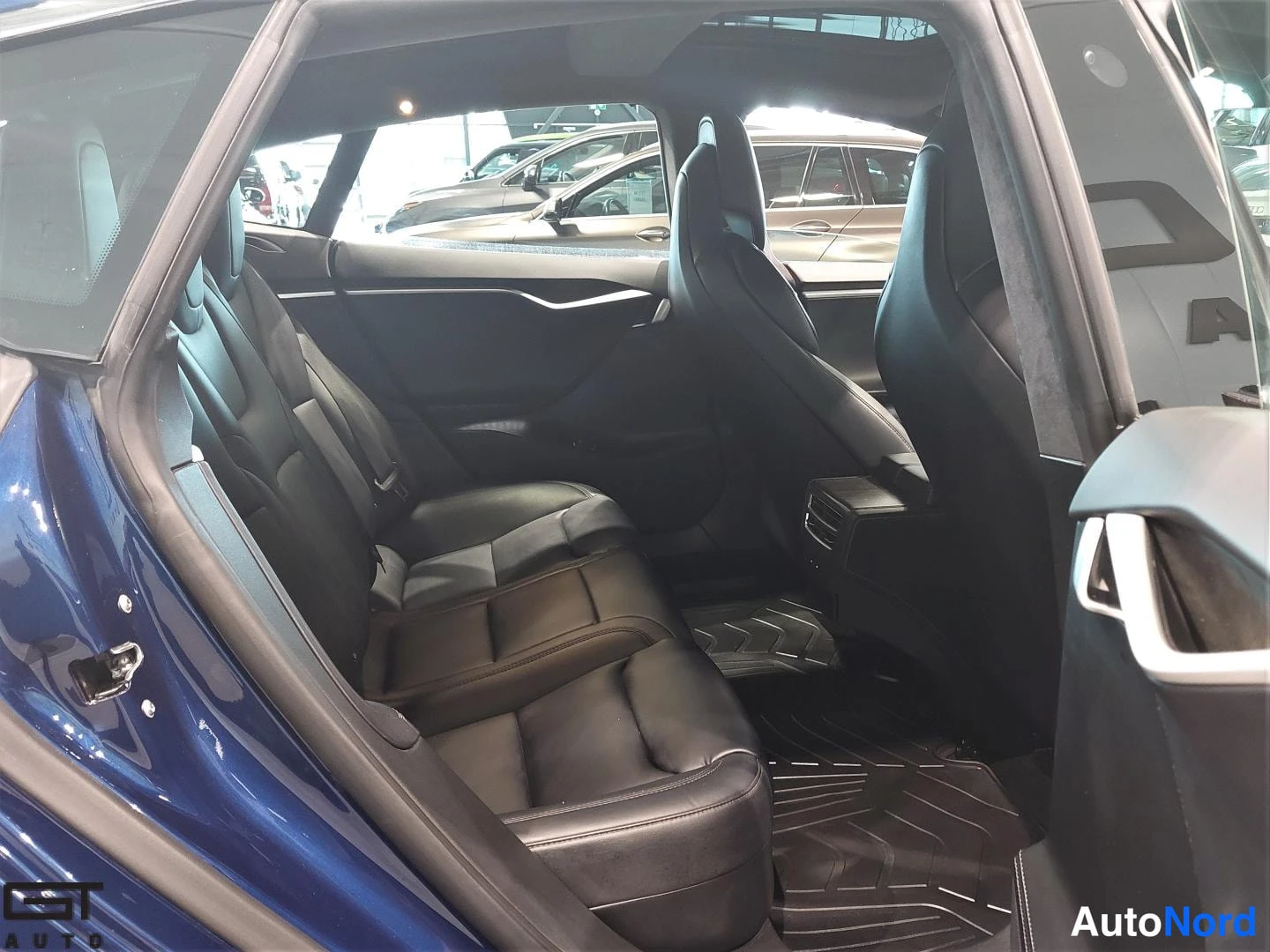 Sininen Tesla Model S 2018, takaistuimet, kuva 15