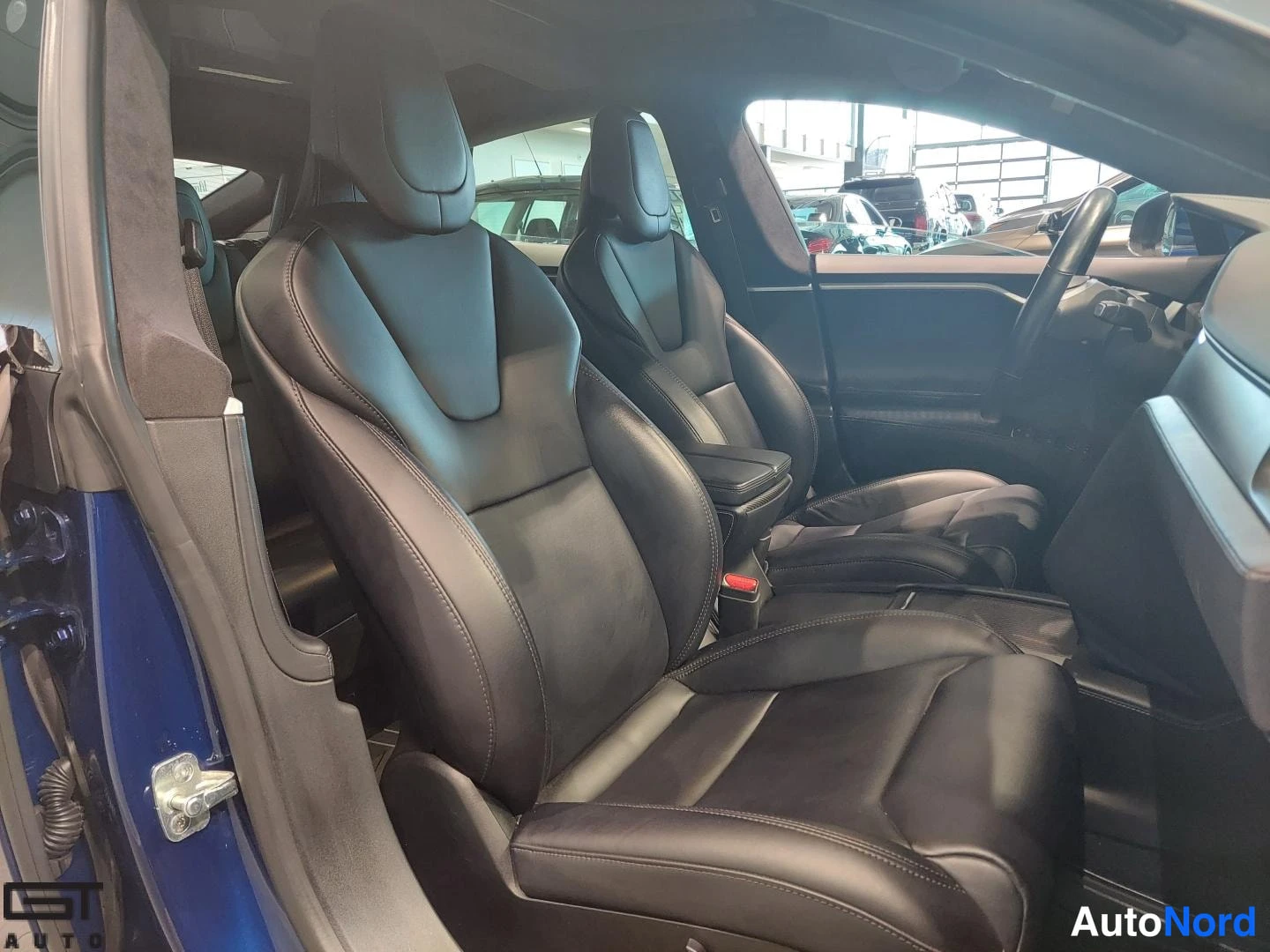 Sininen Tesla Model S 2018, etuistuimet, kuva 11