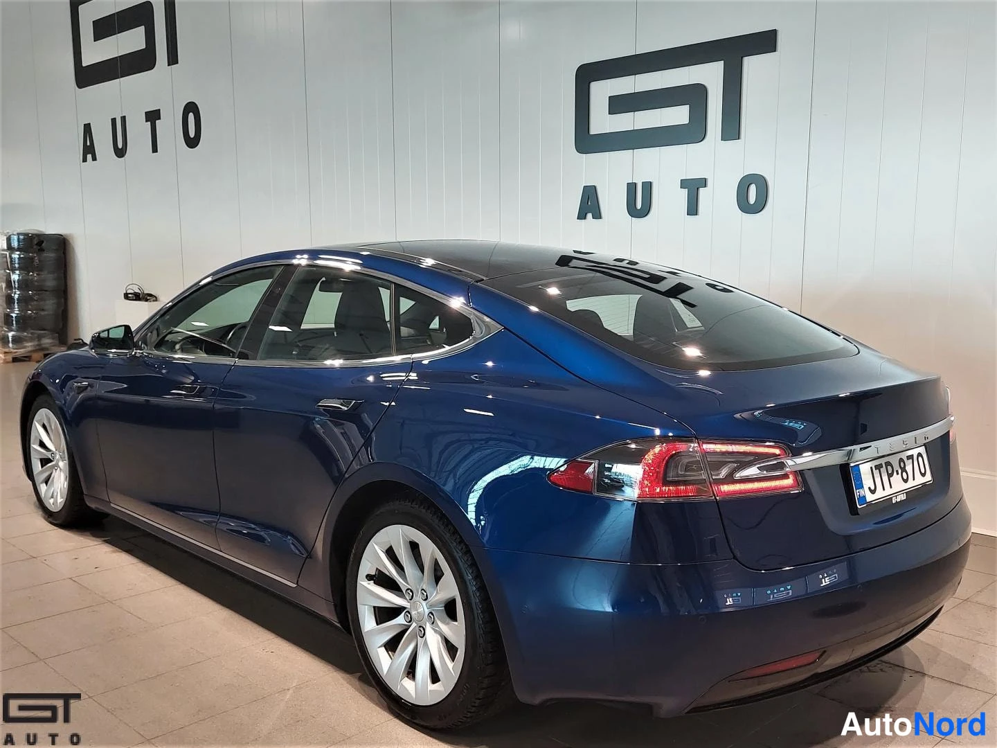 Sininen Tesla Model S 2018, takaviisto, kuva 5