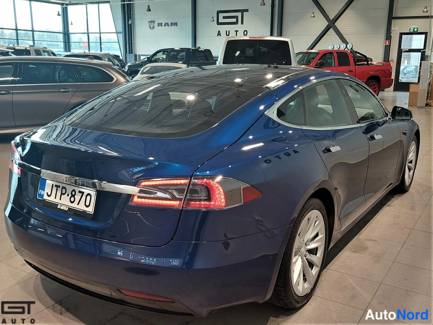 Sininen Tesla Model S 2018, takaviisto, kuva 6