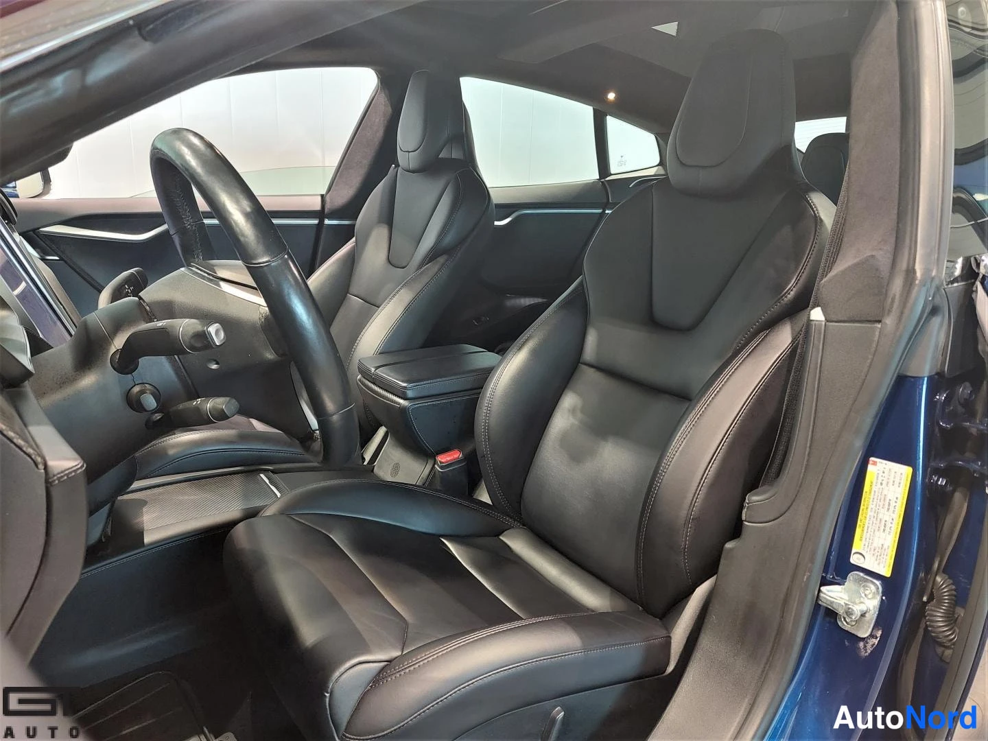 Sininen Tesla Model S 2018, etuistuimet, kuva 12