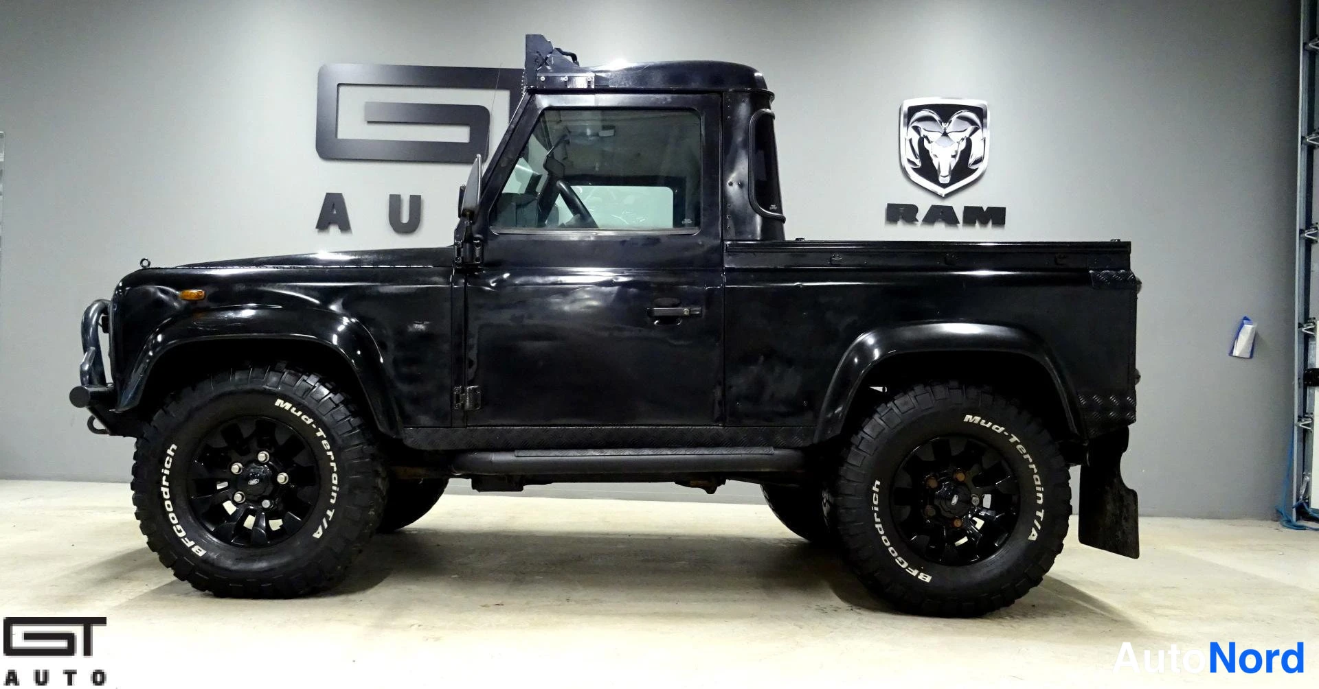 Musta Land Rover Defender 2003, sivulta, kuva 7