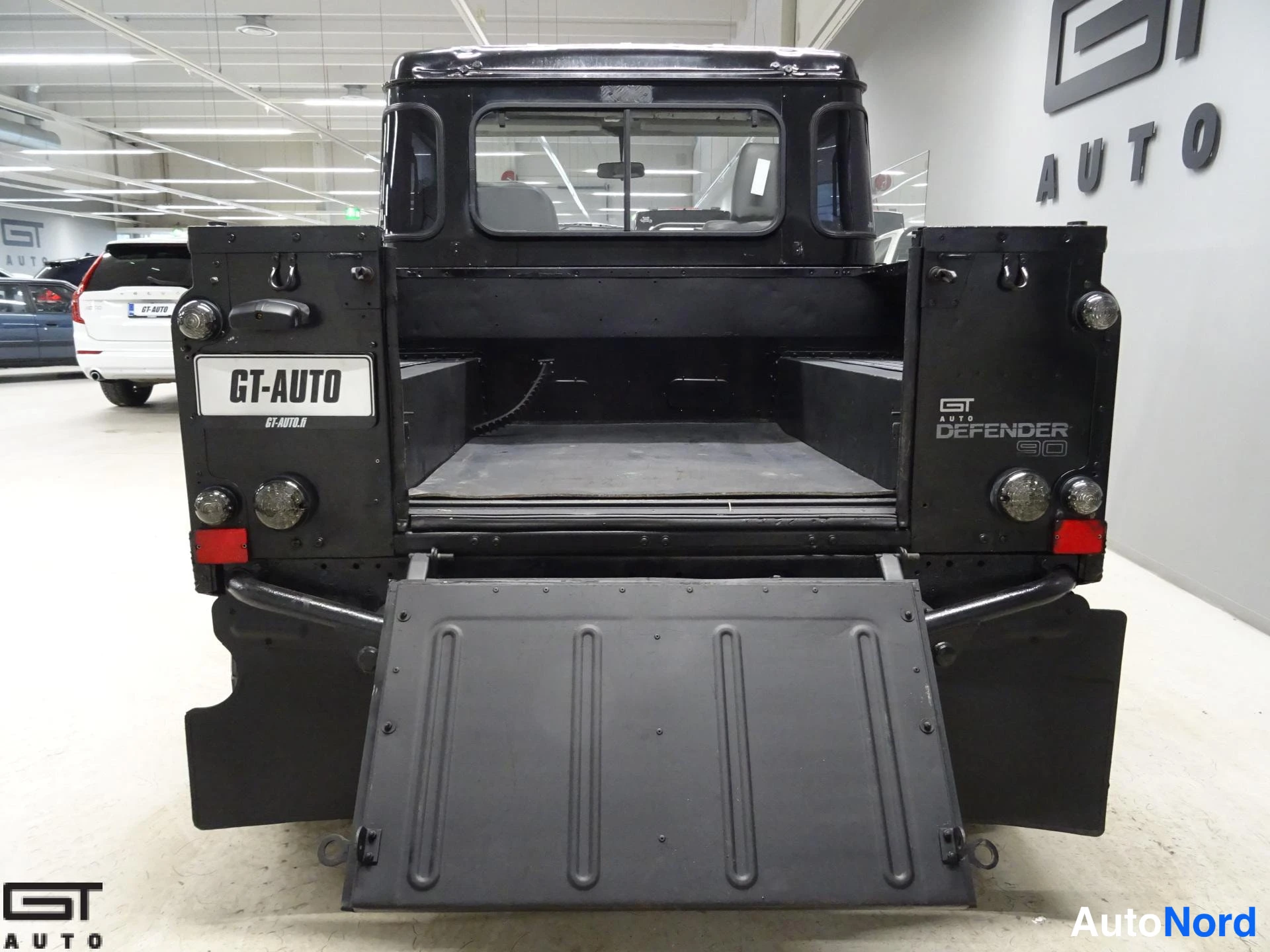 Musta Land Rover Defender 2003, takaa, kuva 12