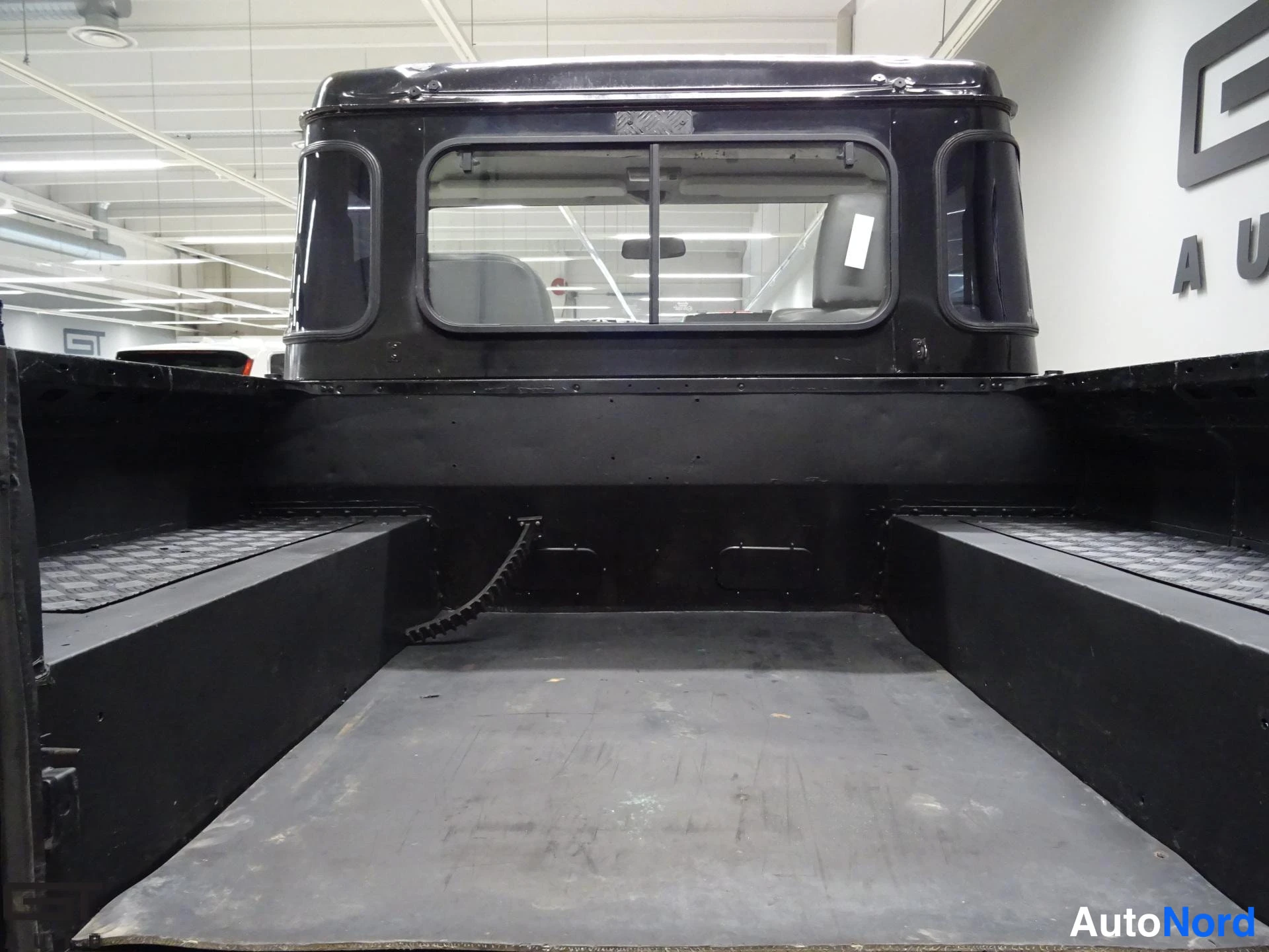 Musta Land Rover Defender 2003, tavaratila, kuva 18