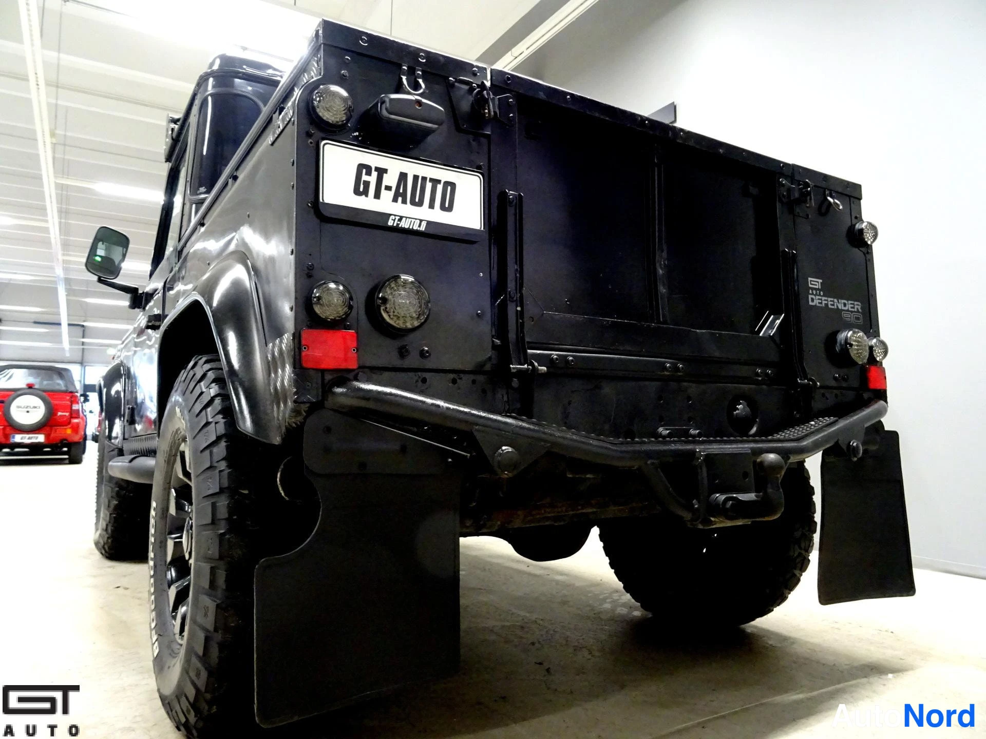 Musta Land Rover Defender 2003, takaviisto, kuva 11