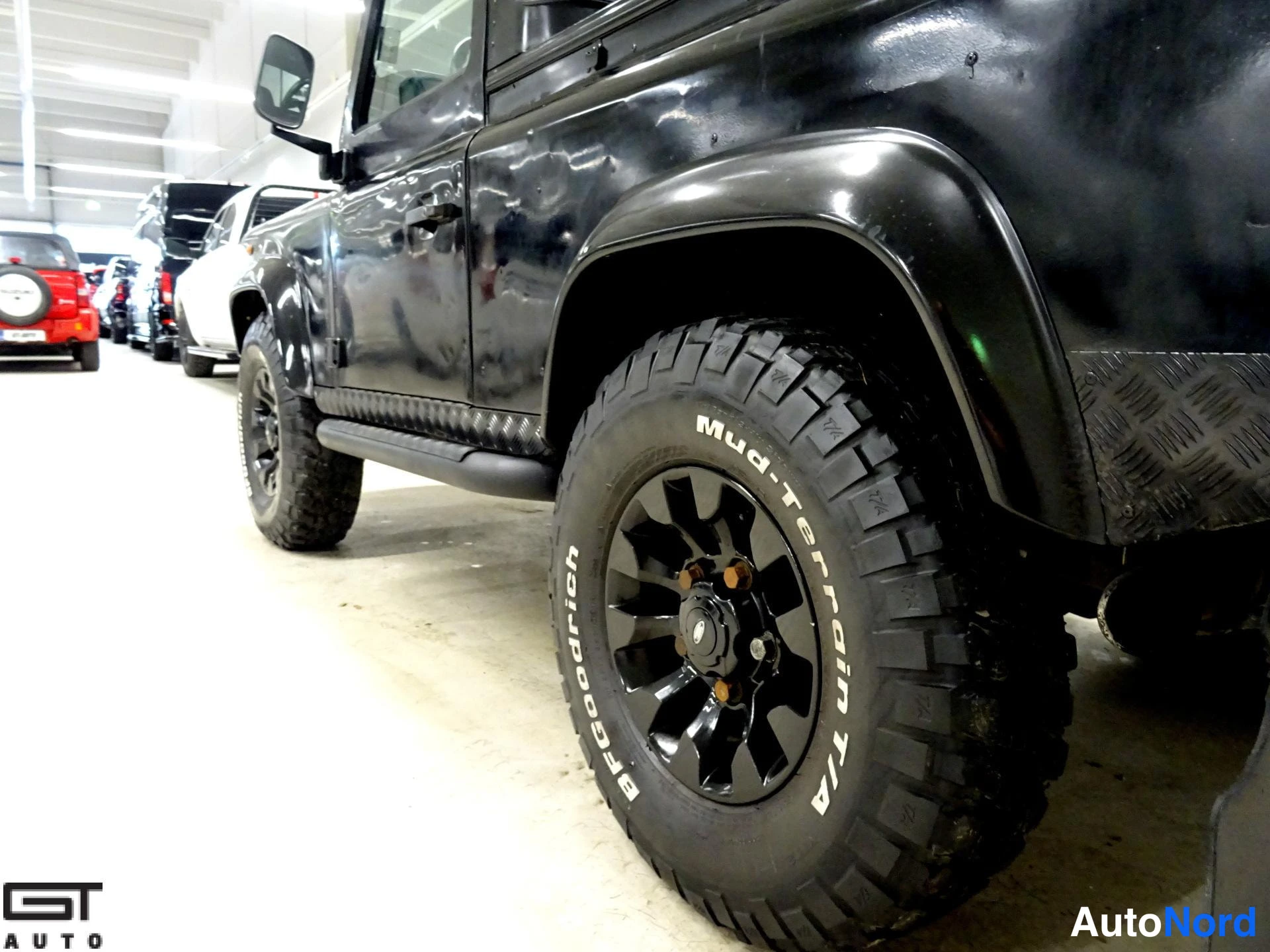 Musta Land Rover Defender 2003, sivulta, kuva 6