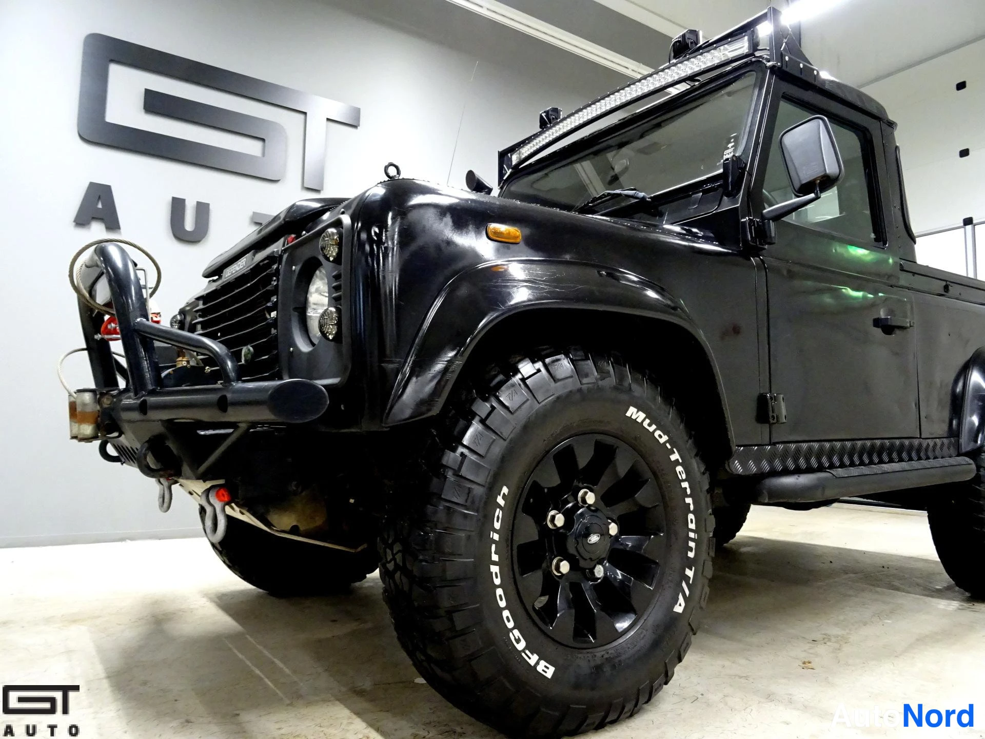 Musta Land Rover Defender 2003, etuviisto, keula vasemmalle, kuva 2