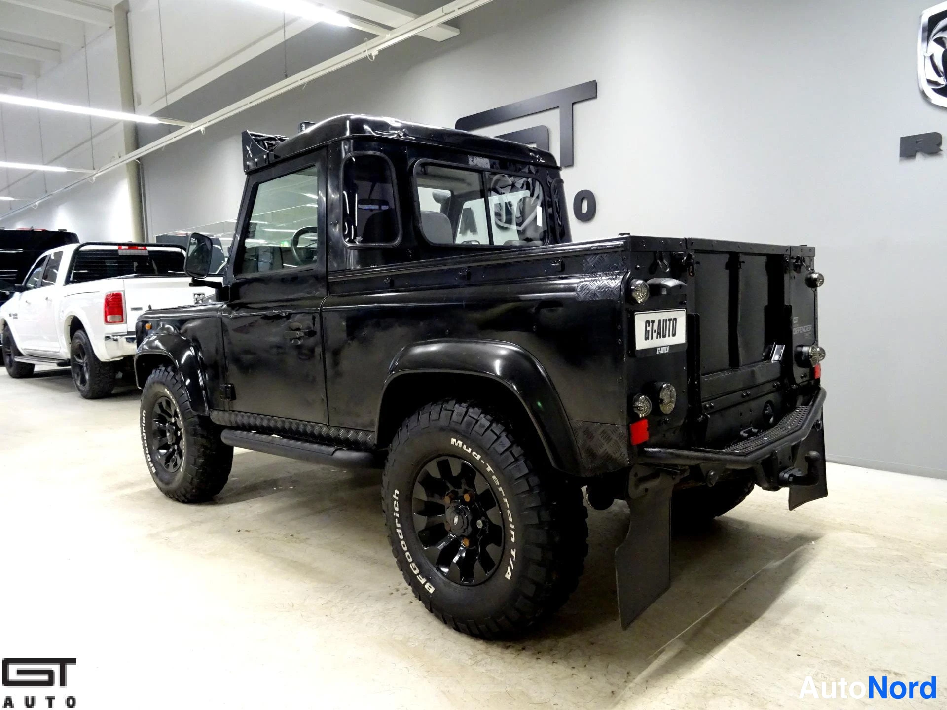 Musta Land Rover Defender 2003, takaviisto, kuva 9
