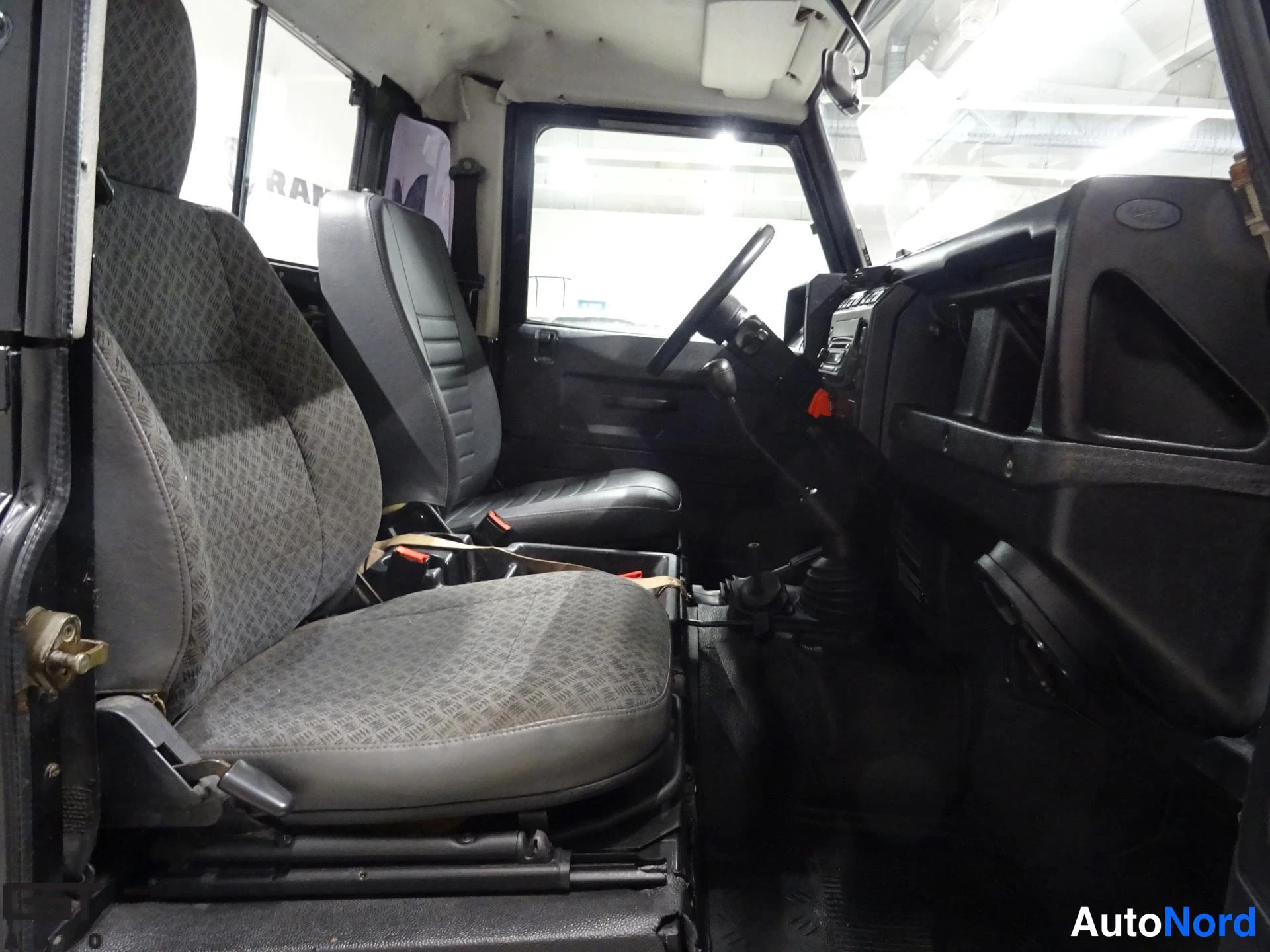 Musta Land Rover Defender 2003, etuistuimet, kuva 16