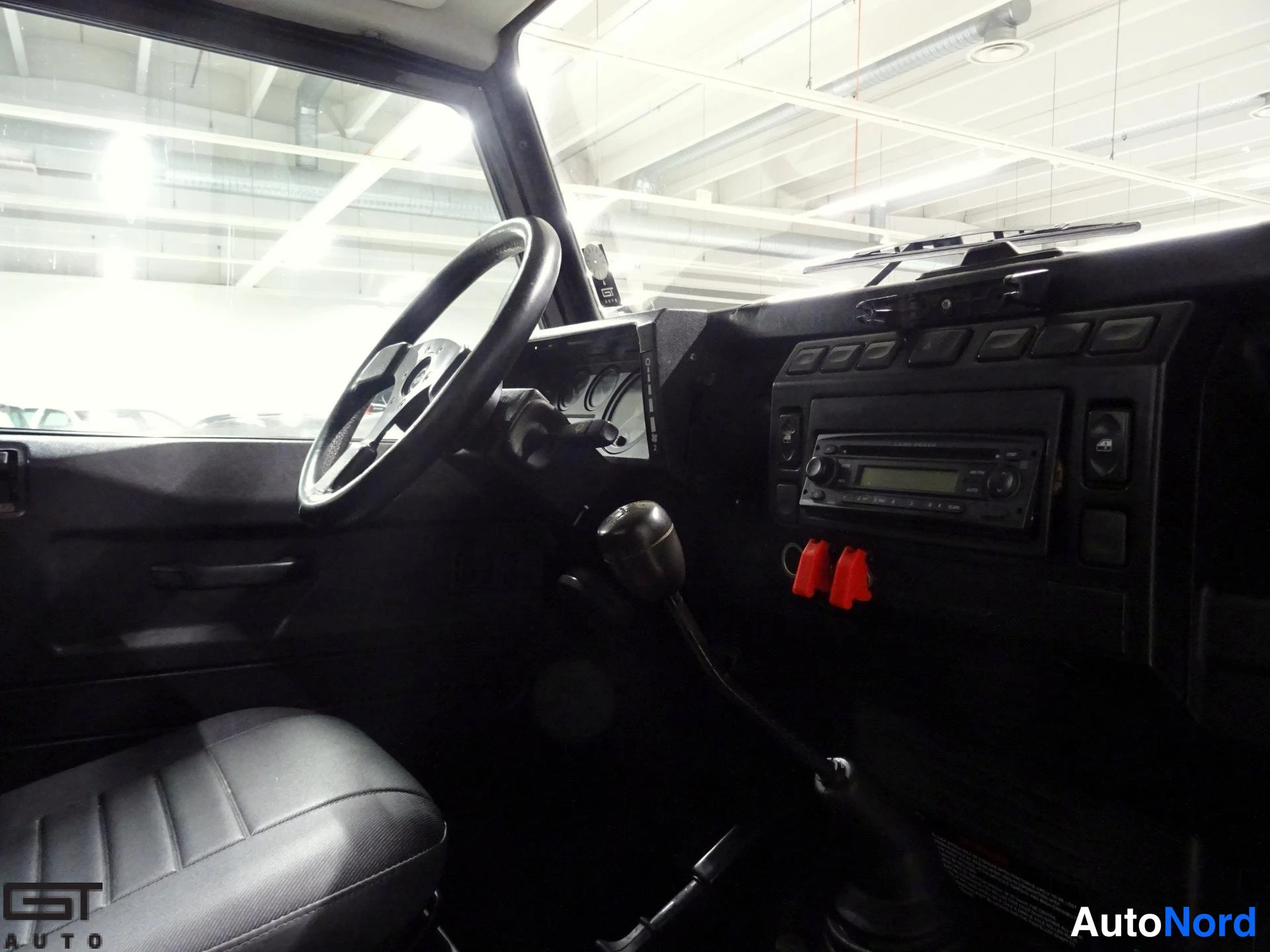 Musta Land Rover Defender 2003, ohjaamo, kuva 14