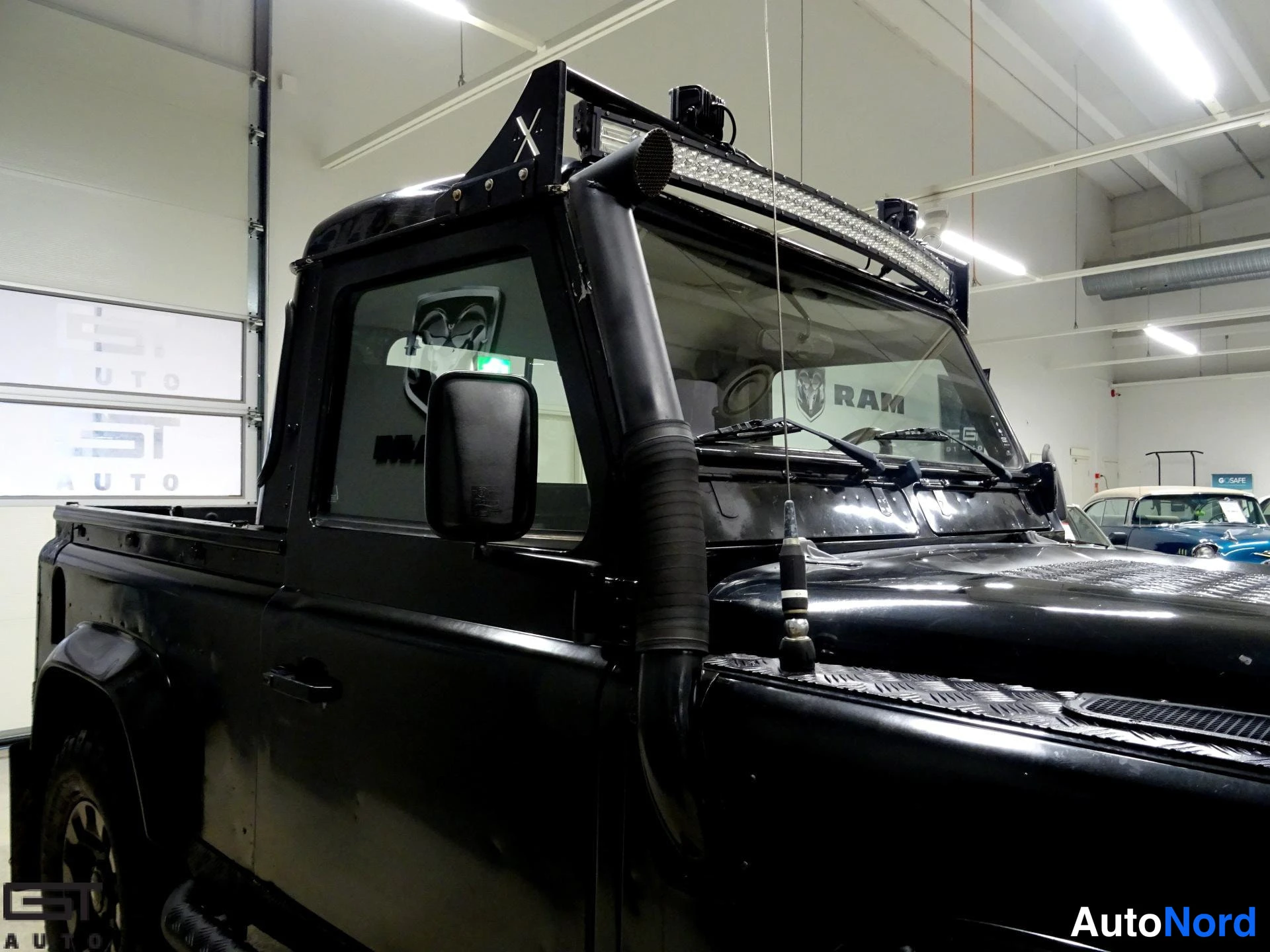Musta Land Rover Defender 2003, sivulta, kuva 8