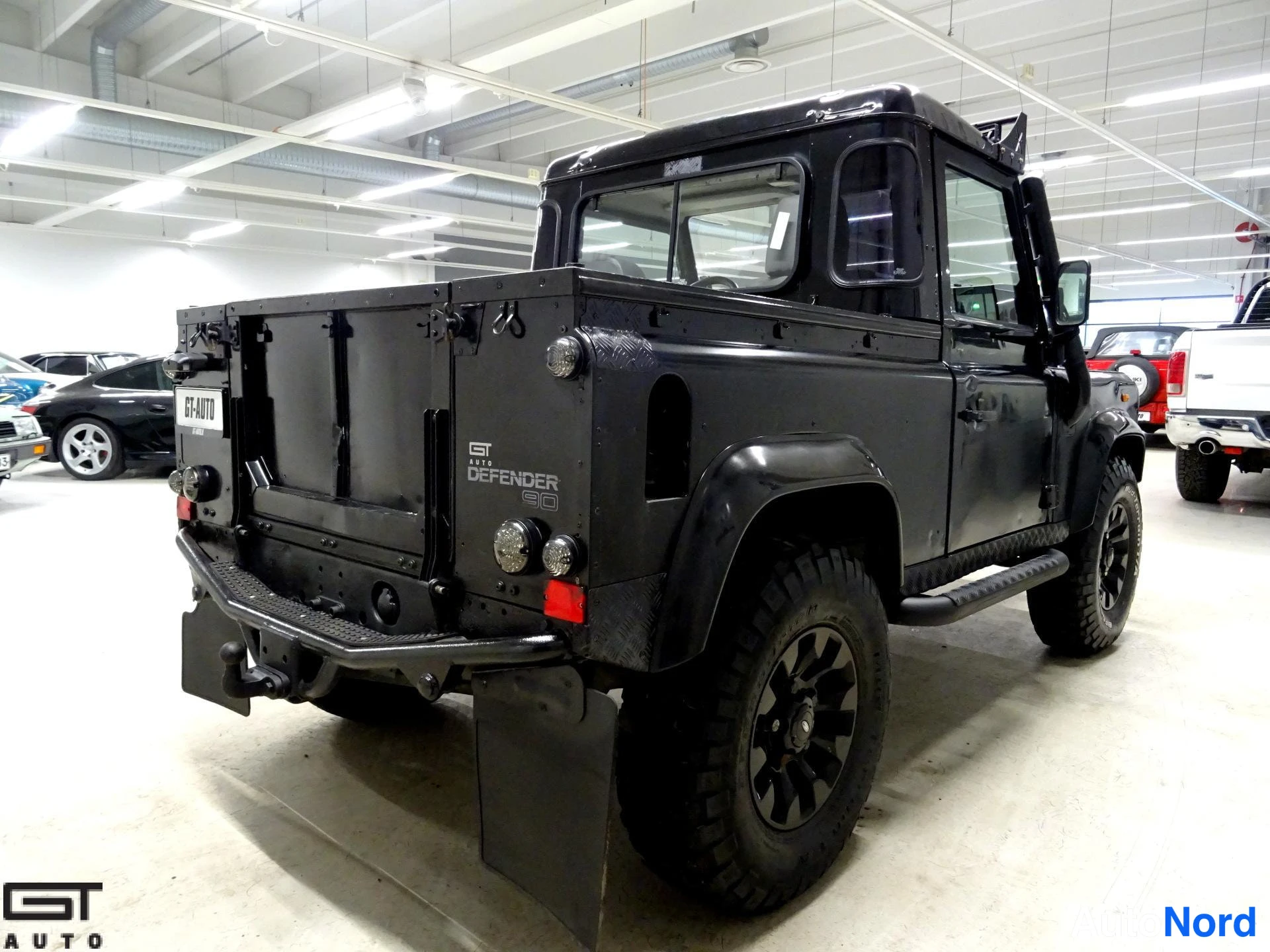 Musta Land Rover Defender 2003, takaviisto, kuva 10