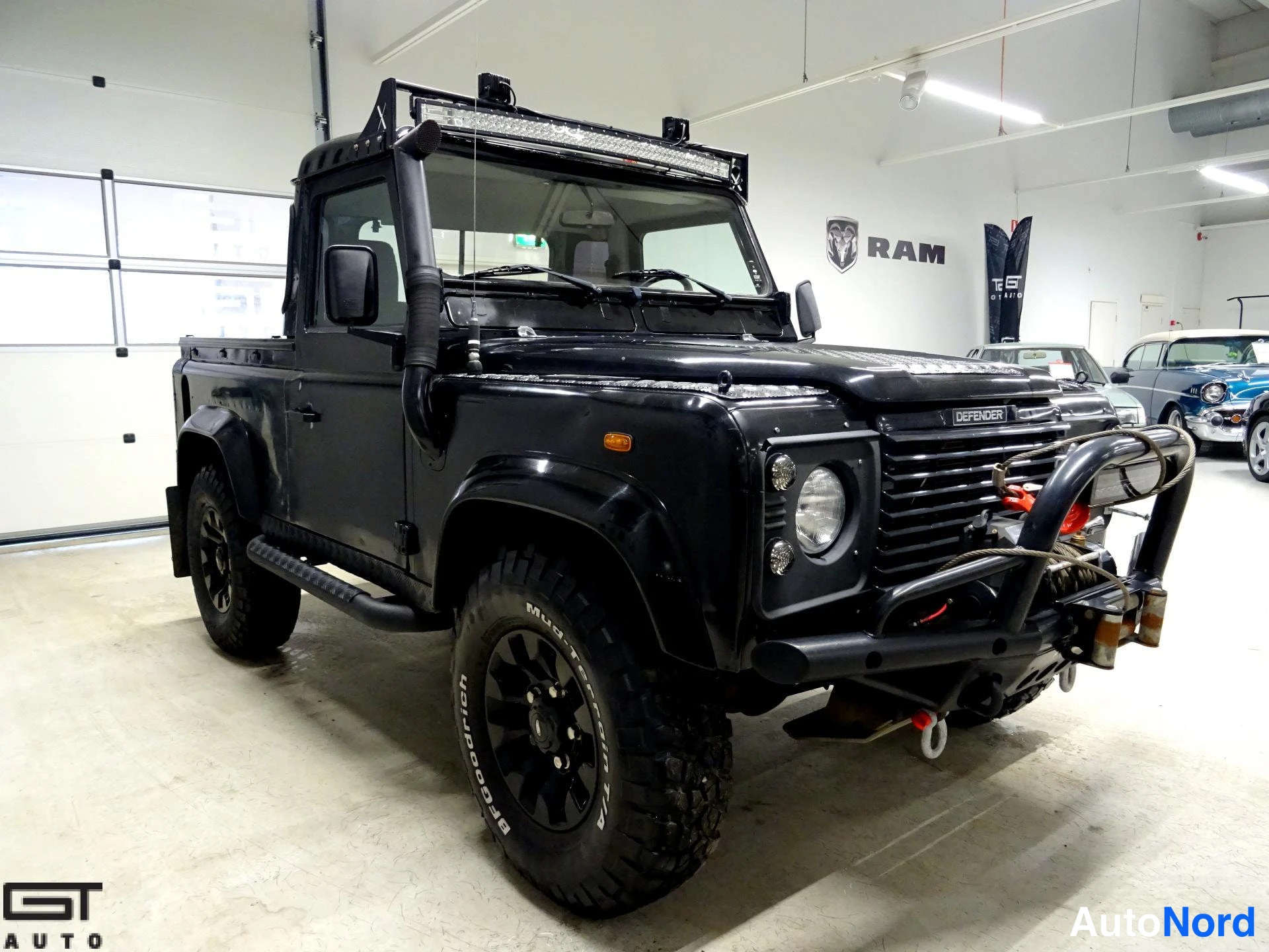 Musta Land Rover Defender 2003, etuviisto, keula oikealle, kuva 4