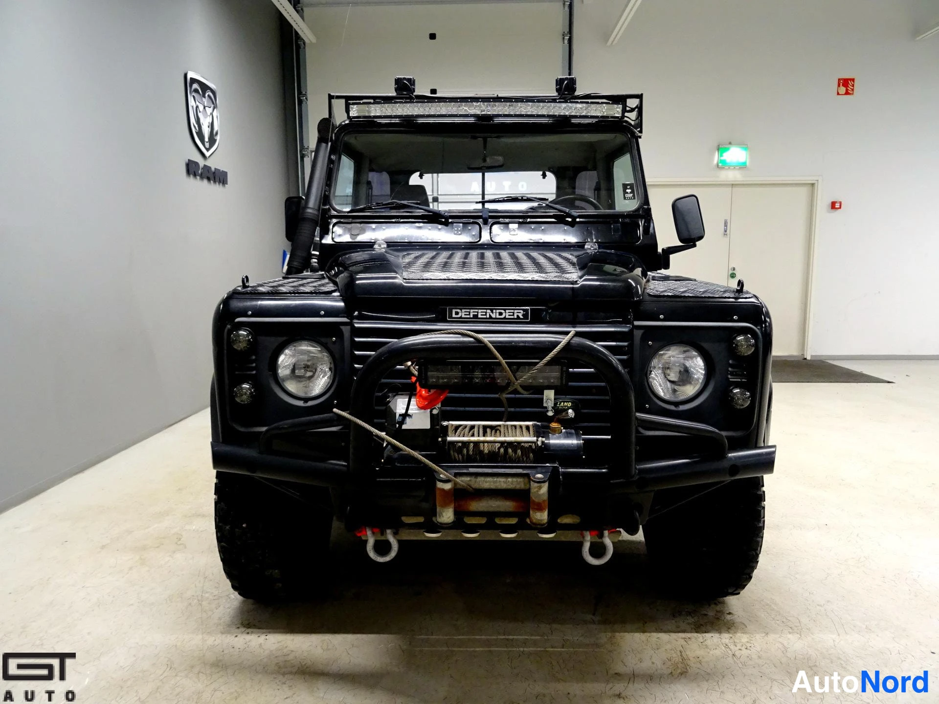Musta Land Rover Defender 2003, edestä, kuva 5
