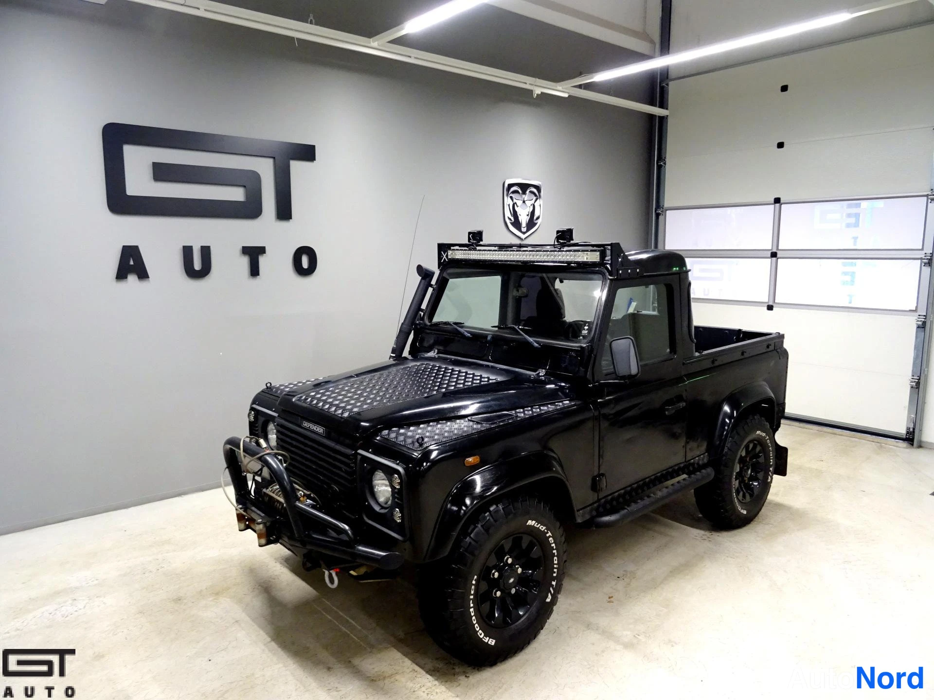Musta Land Rover Defender 2003, etuviisto, keula vasemmalle, kuva 3