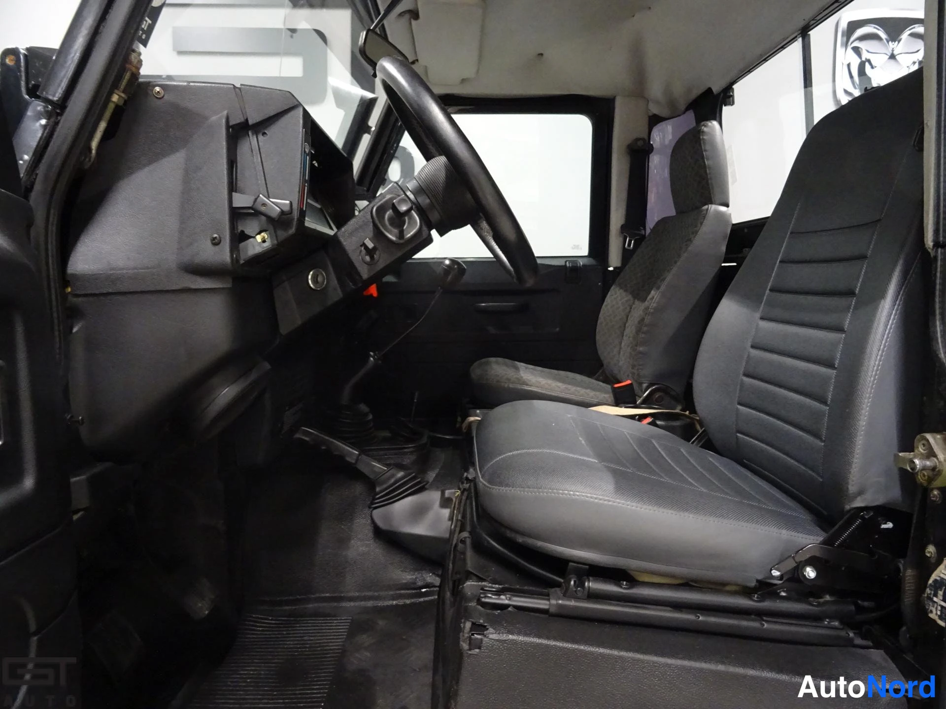 Musta Land Rover Defender 2003, etuistuimet, kuva 17