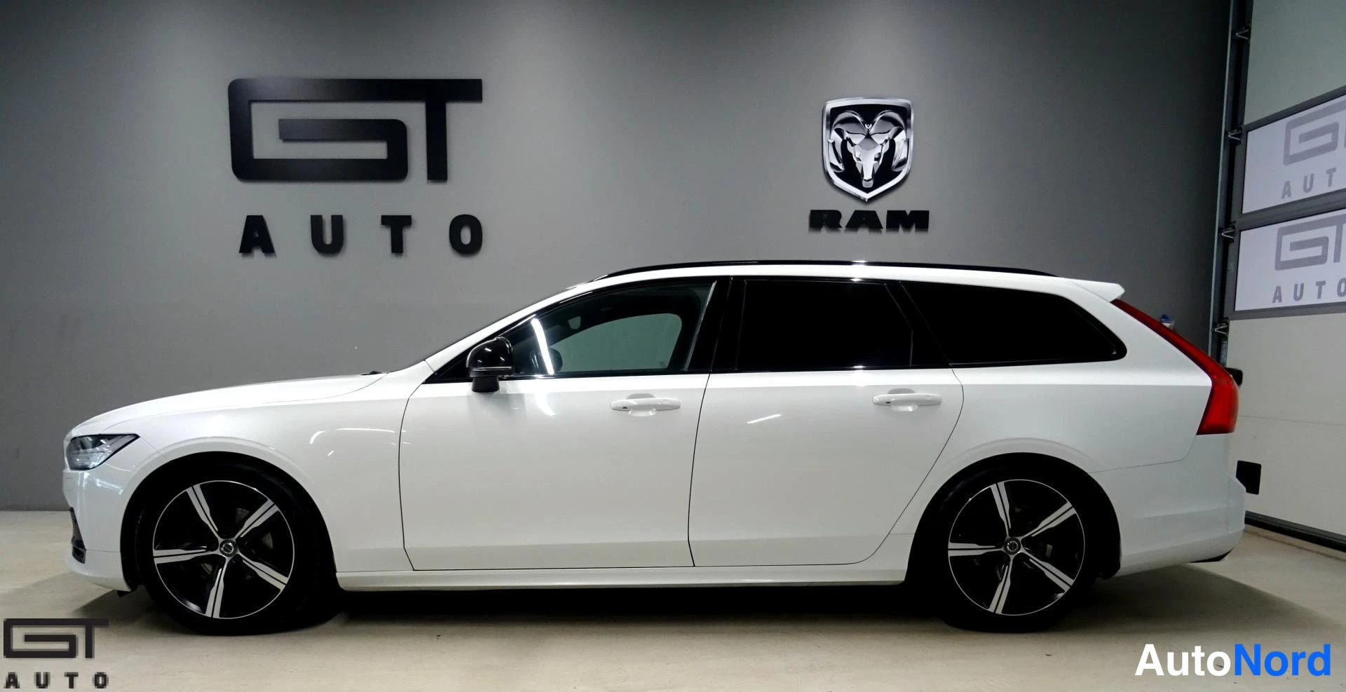 Valkoinen Volvo V90 2020, etuviisto, keula vasemmalle, kuva 2