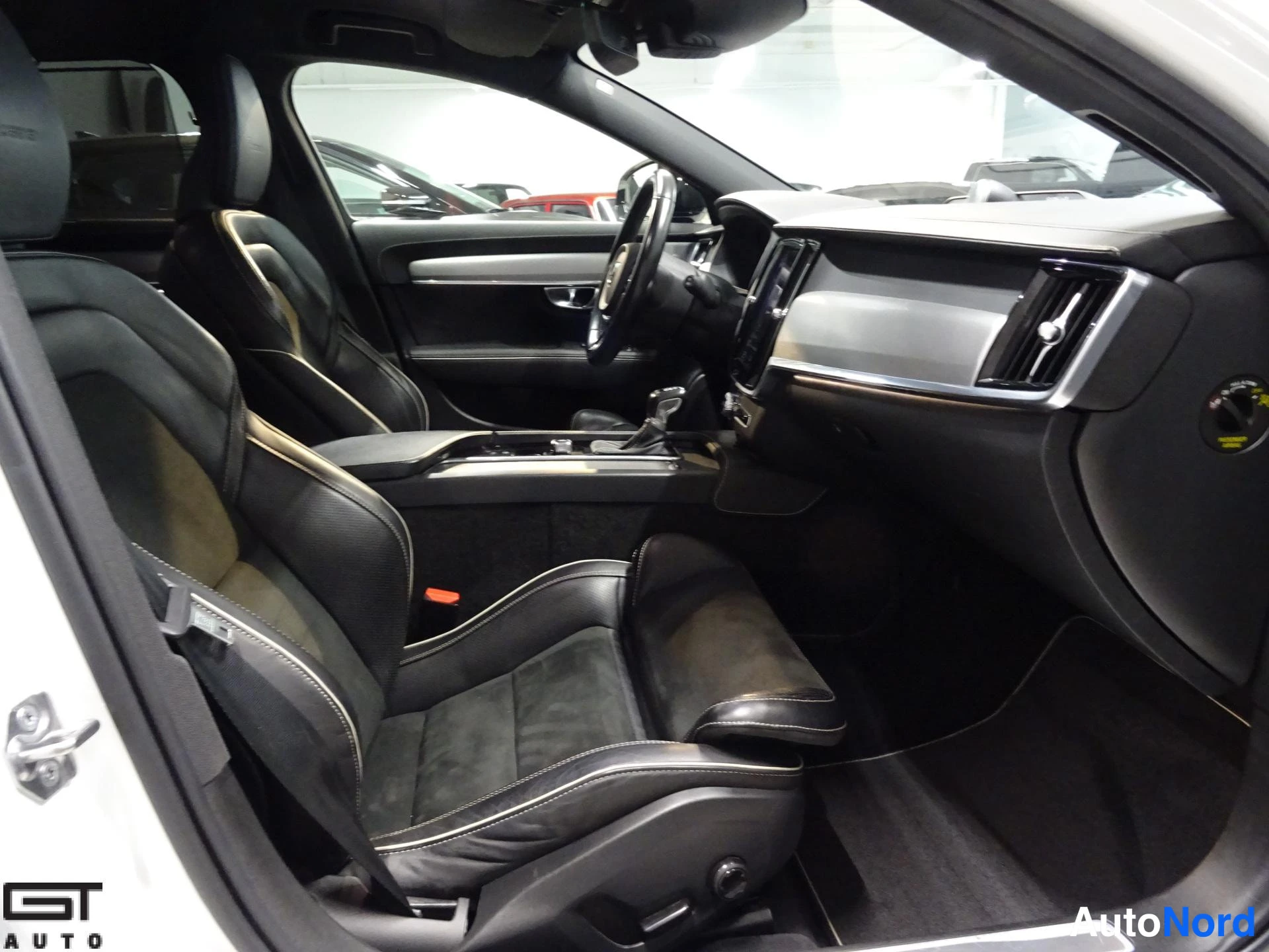 Valkoinen Volvo V90 2020, ohjaamo, kuva 13