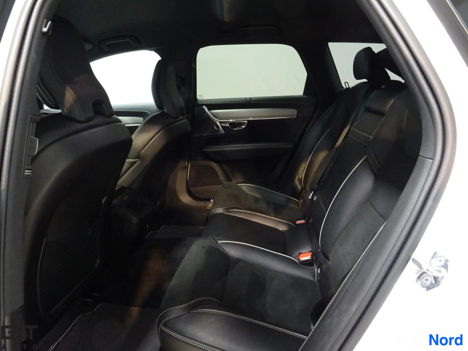 Valkoinen Volvo V90 2020, takaistuimet, kuva 14