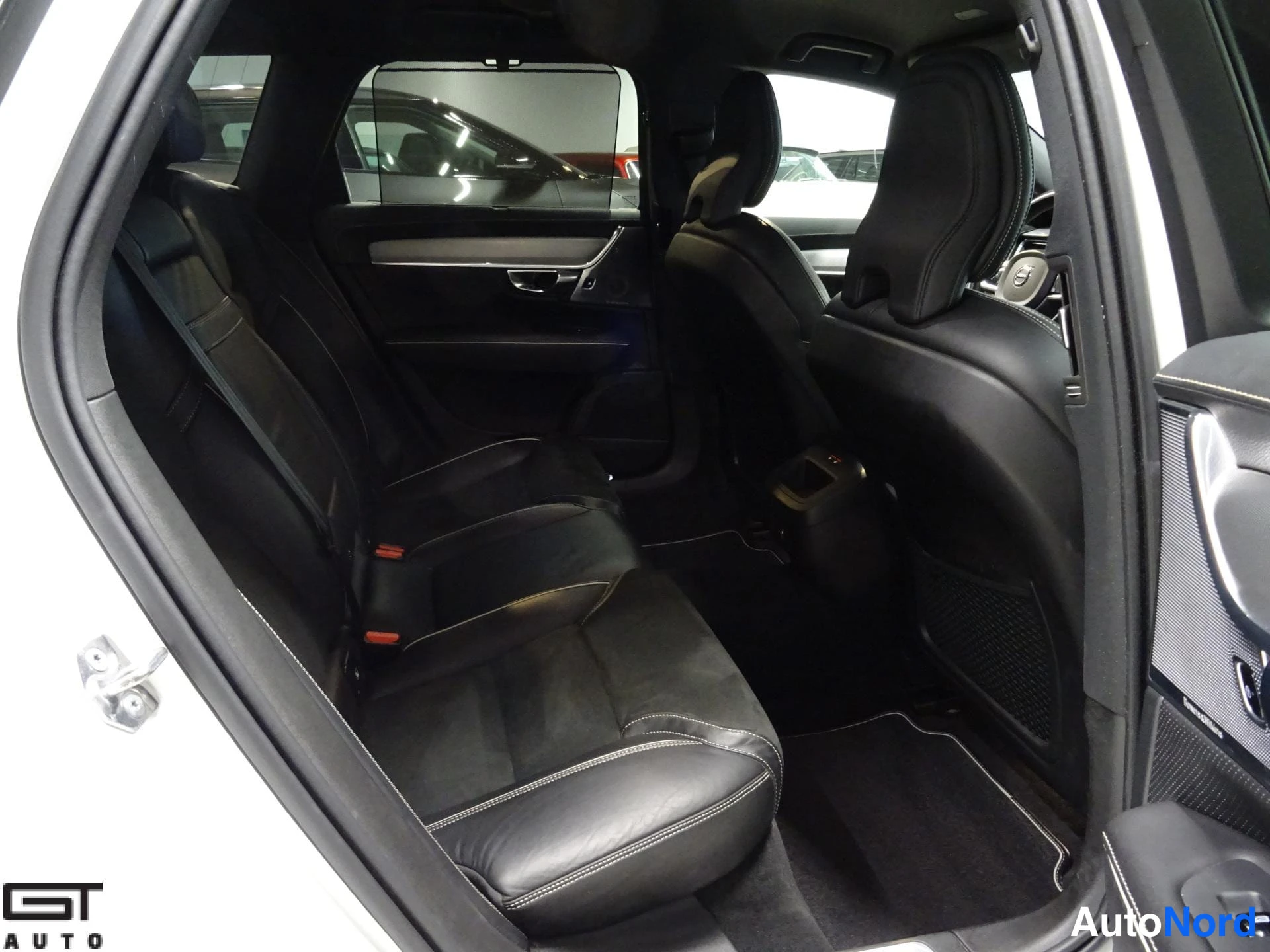 Valkoinen Volvo V90 2020, takaistuimet, kuva 15