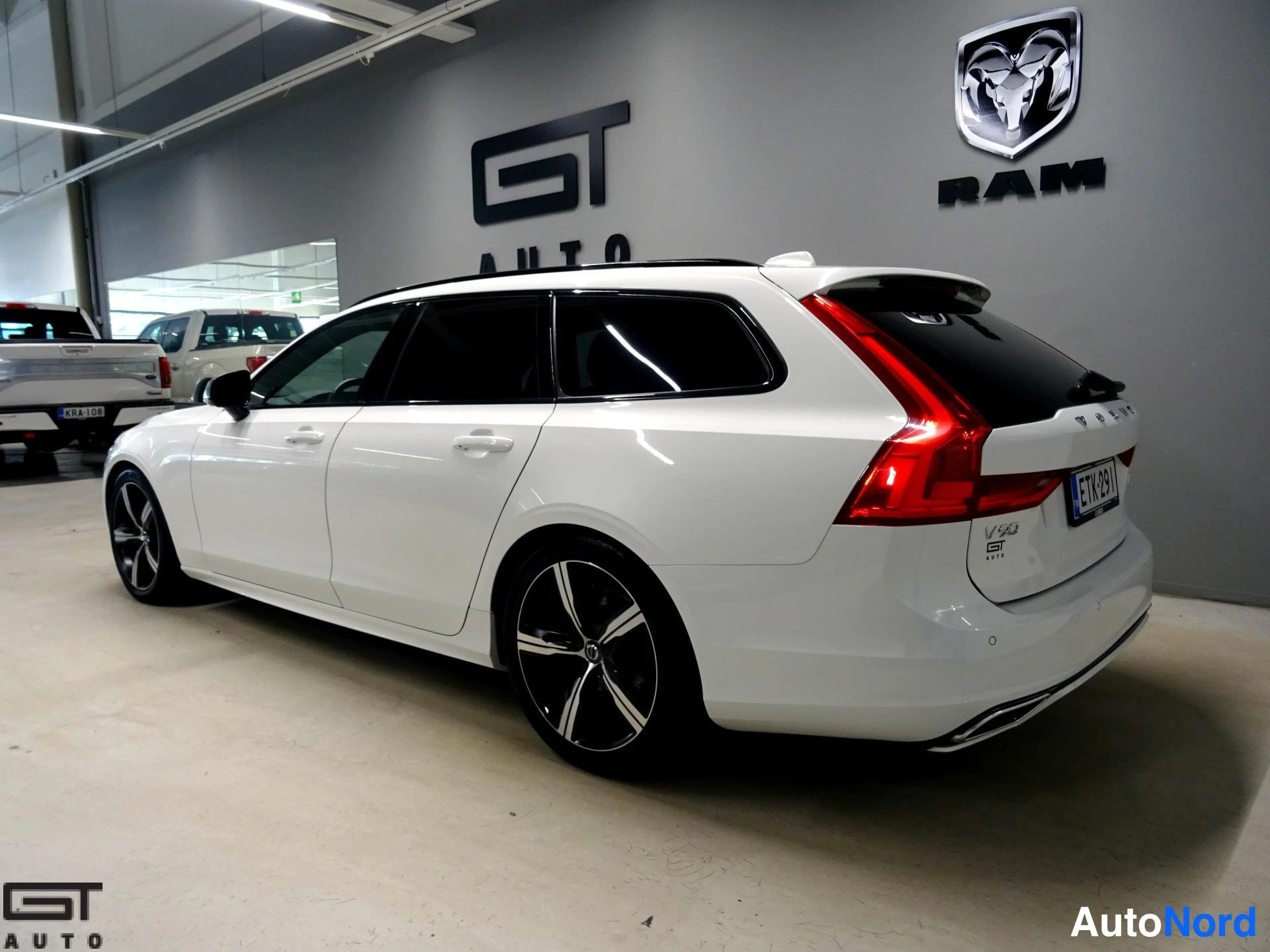 Valkoinen Volvo V90 2020, takaviisto, kuva 6