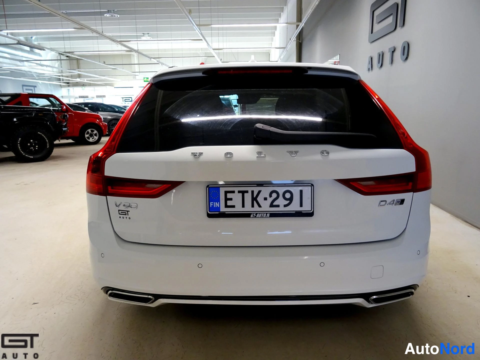 Valkoinen Volvo V90 2020, takaa, kuva 8