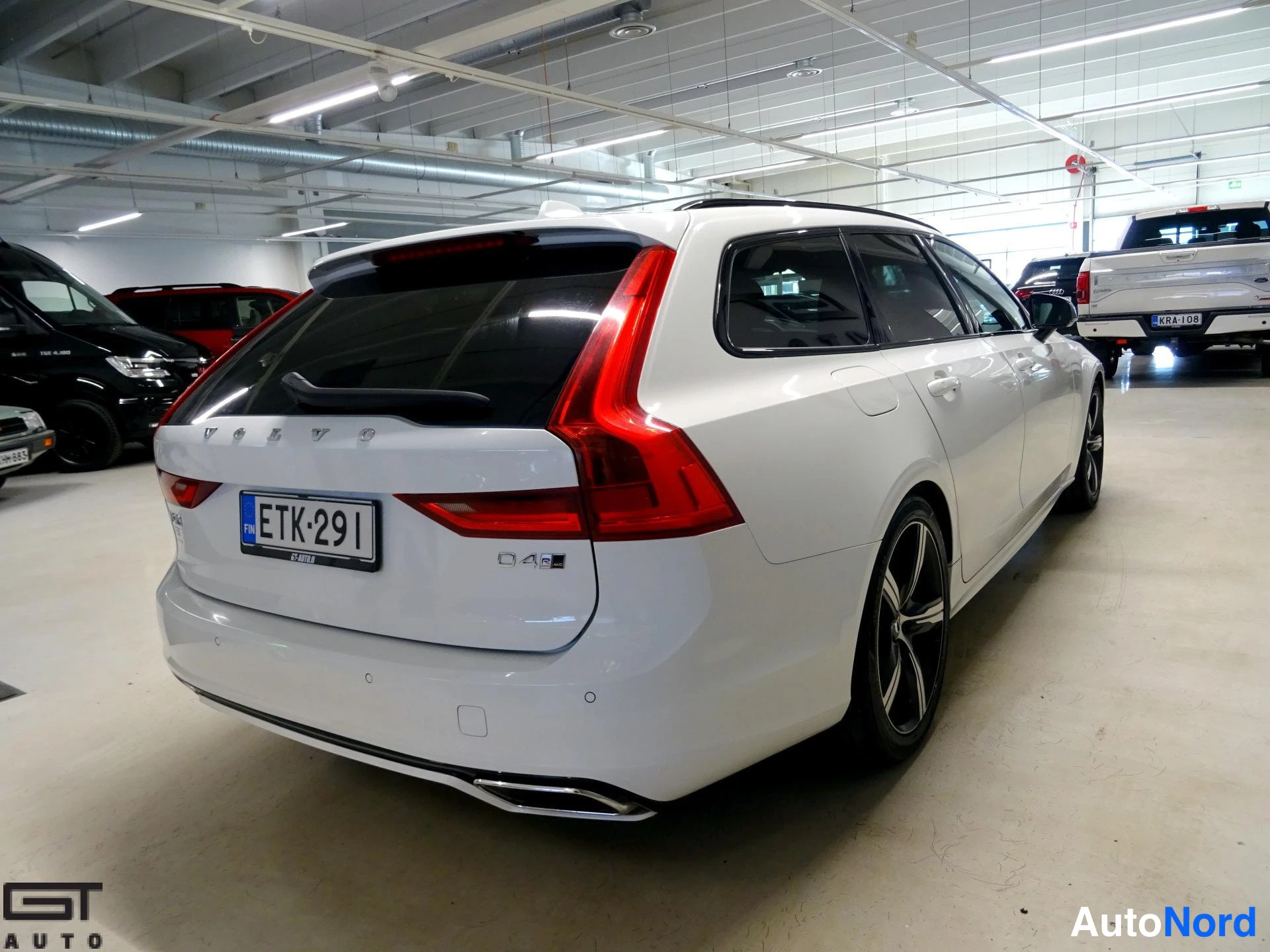 Valkoinen Volvo V90 2020, takaviisto, kuva 7