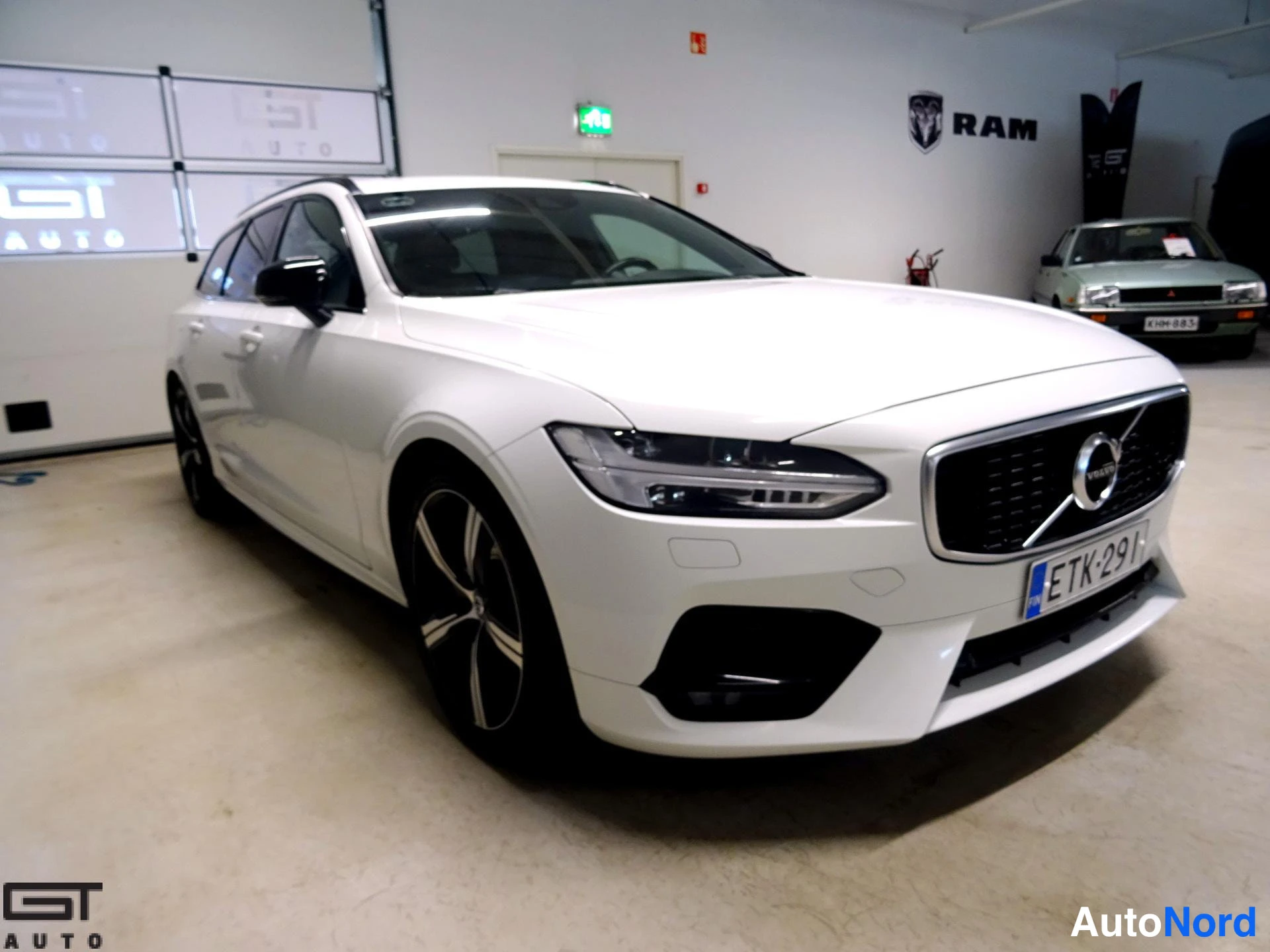 Valkoinen Volvo V90 2020, etuviisto, keula oikealle, kuva 4