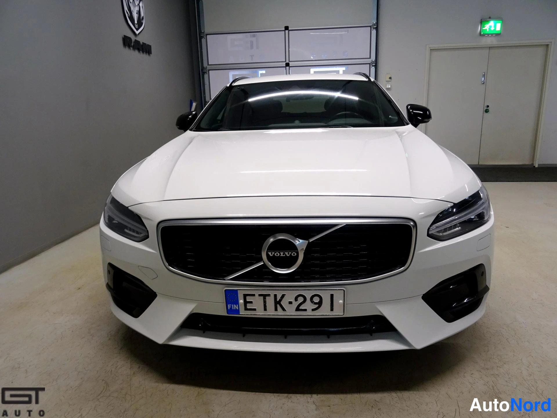 Valkoinen Volvo V90 2020, edestä, kuva 5