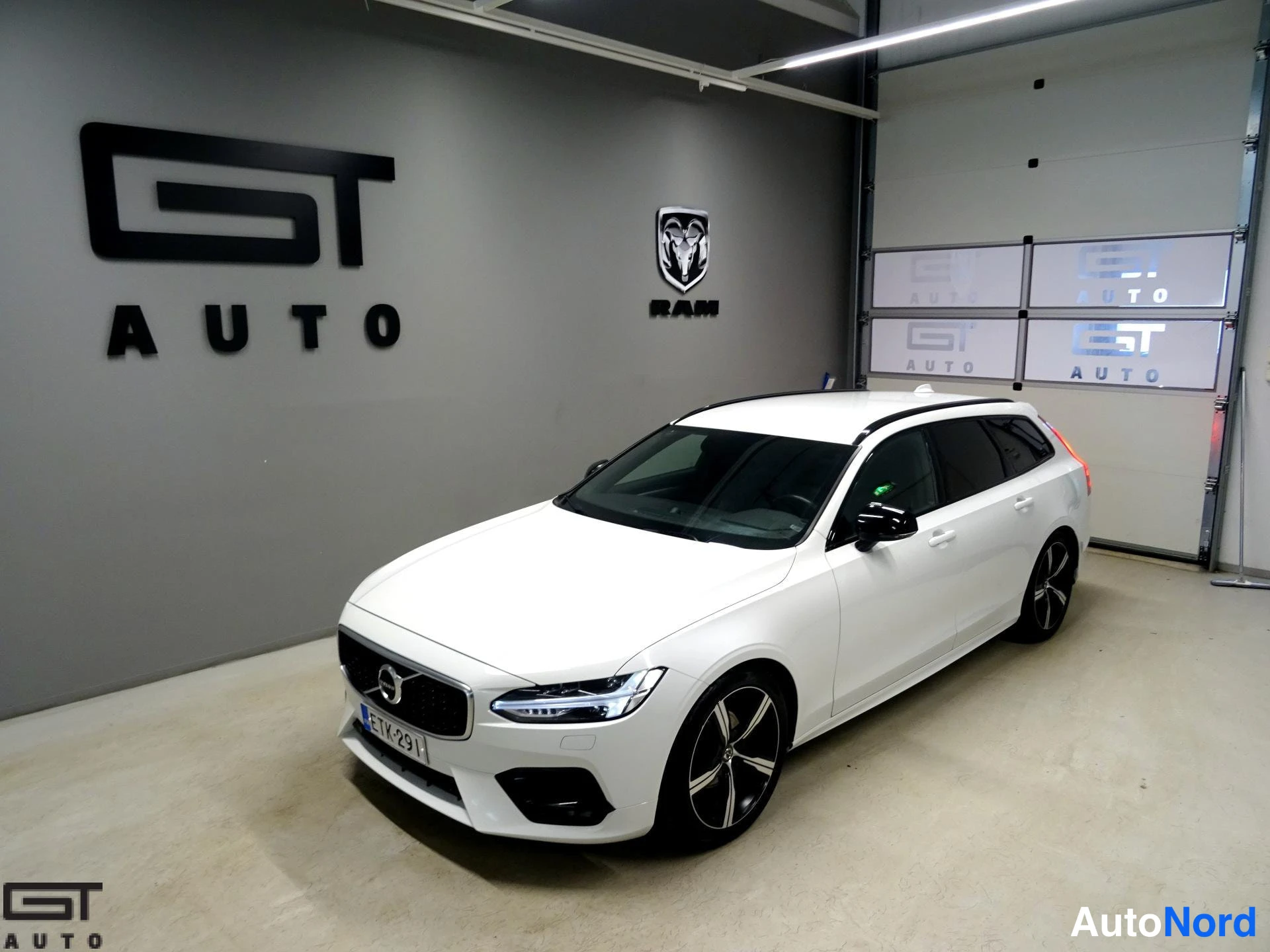 Valkoinen Volvo V90 2020, etuviisto, keula vasemmalle, kuva 3