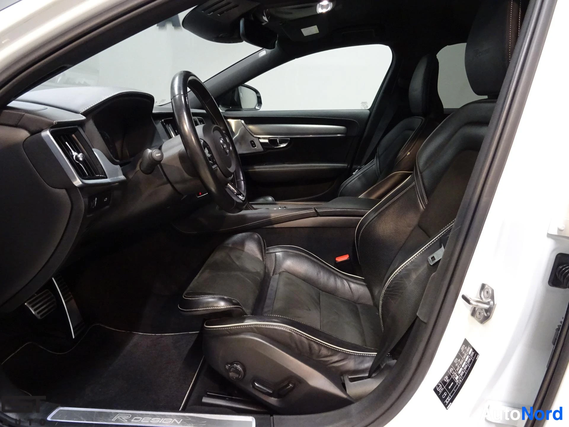 Valkoinen Volvo V90 2020, ohjaamo, kuva 9
