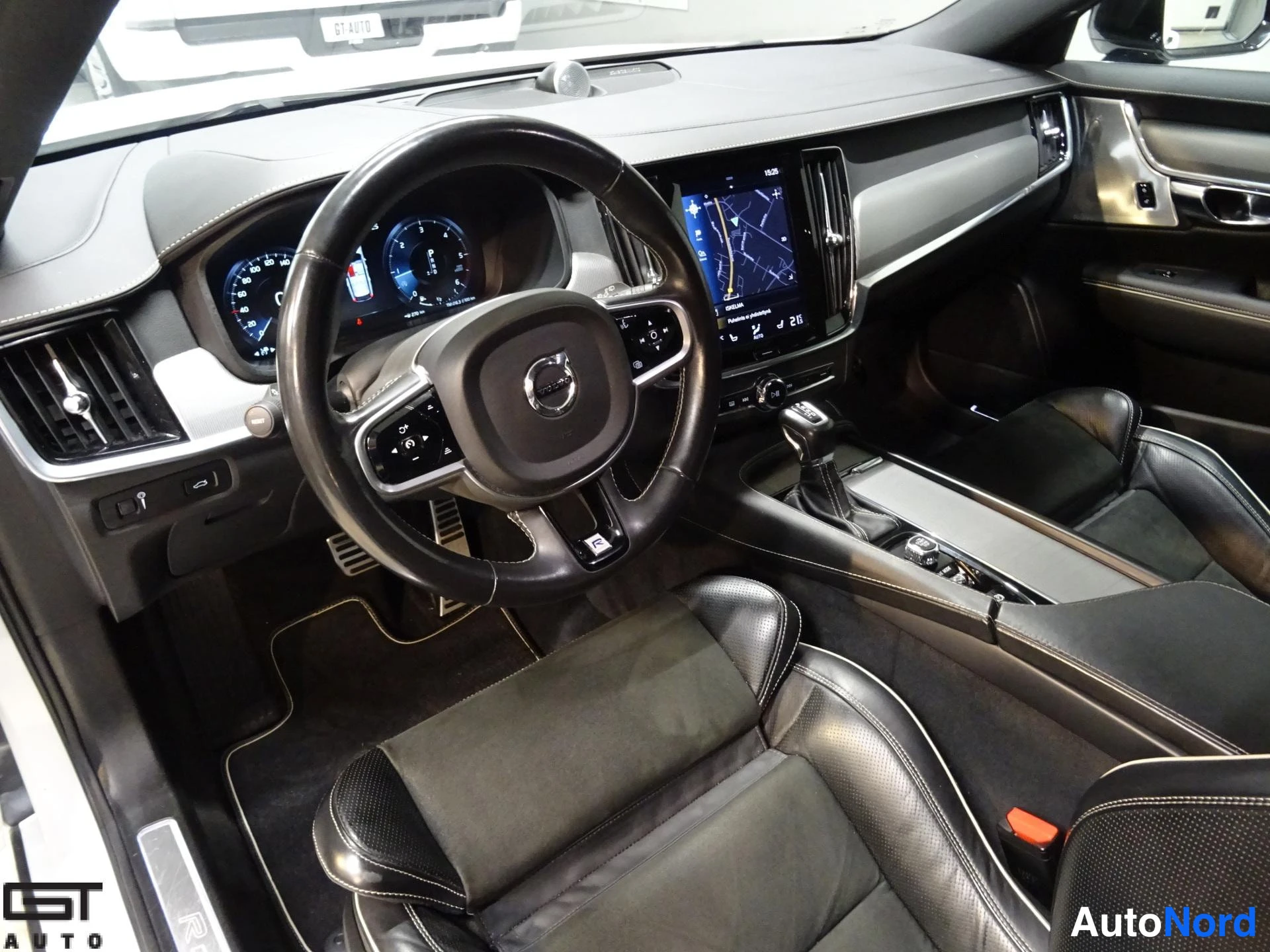 Valkoinen Volvo V90 2020, ohjaamo, kuva 10