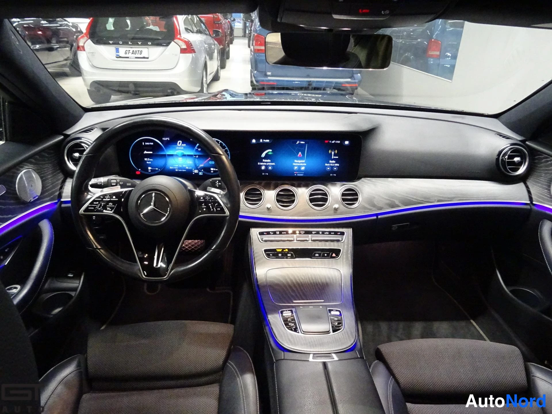 Musta Mercedes-Benz E 2021, ohjaamo, kuva 13