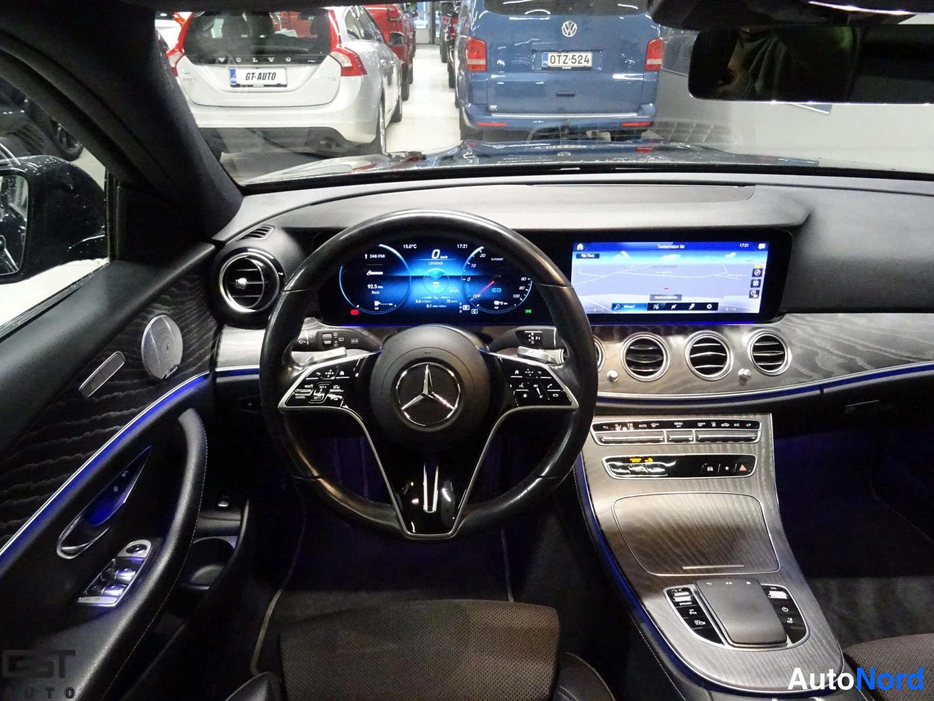 Musta Mercedes-Benz E 2021, ohjaamo, kuva 11
