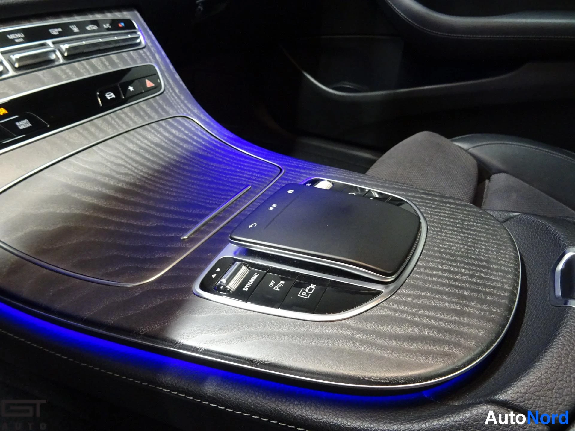 Musta Mercedes-Benz E 2021, yksityiskohta, kuva 19