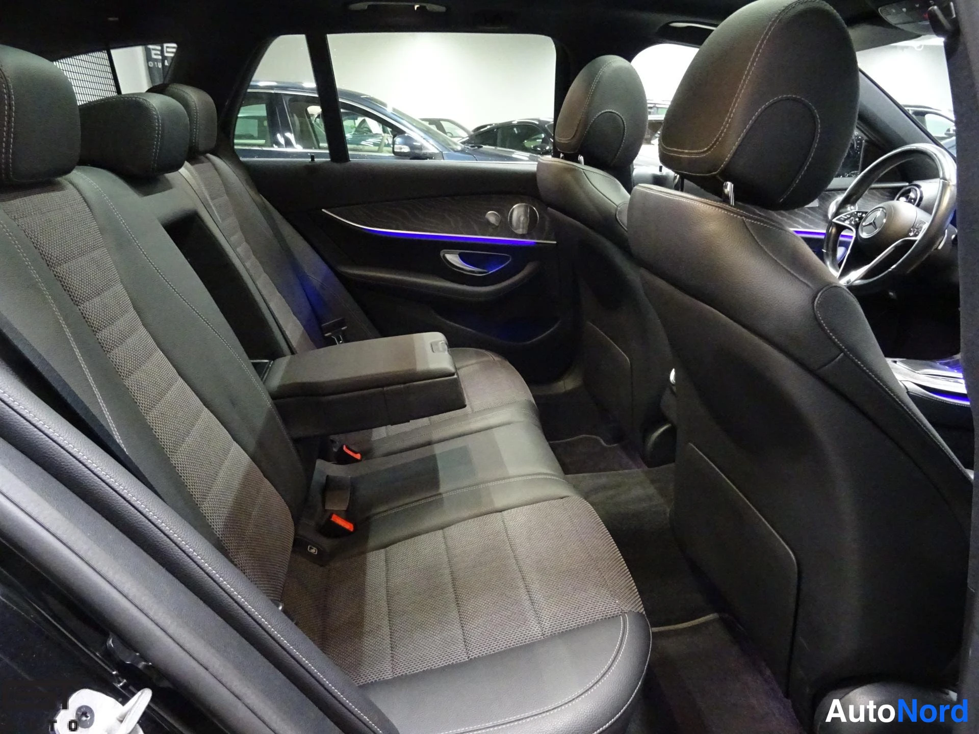 Musta Mercedes-Benz E 2021, takaistuimet, kuva 16