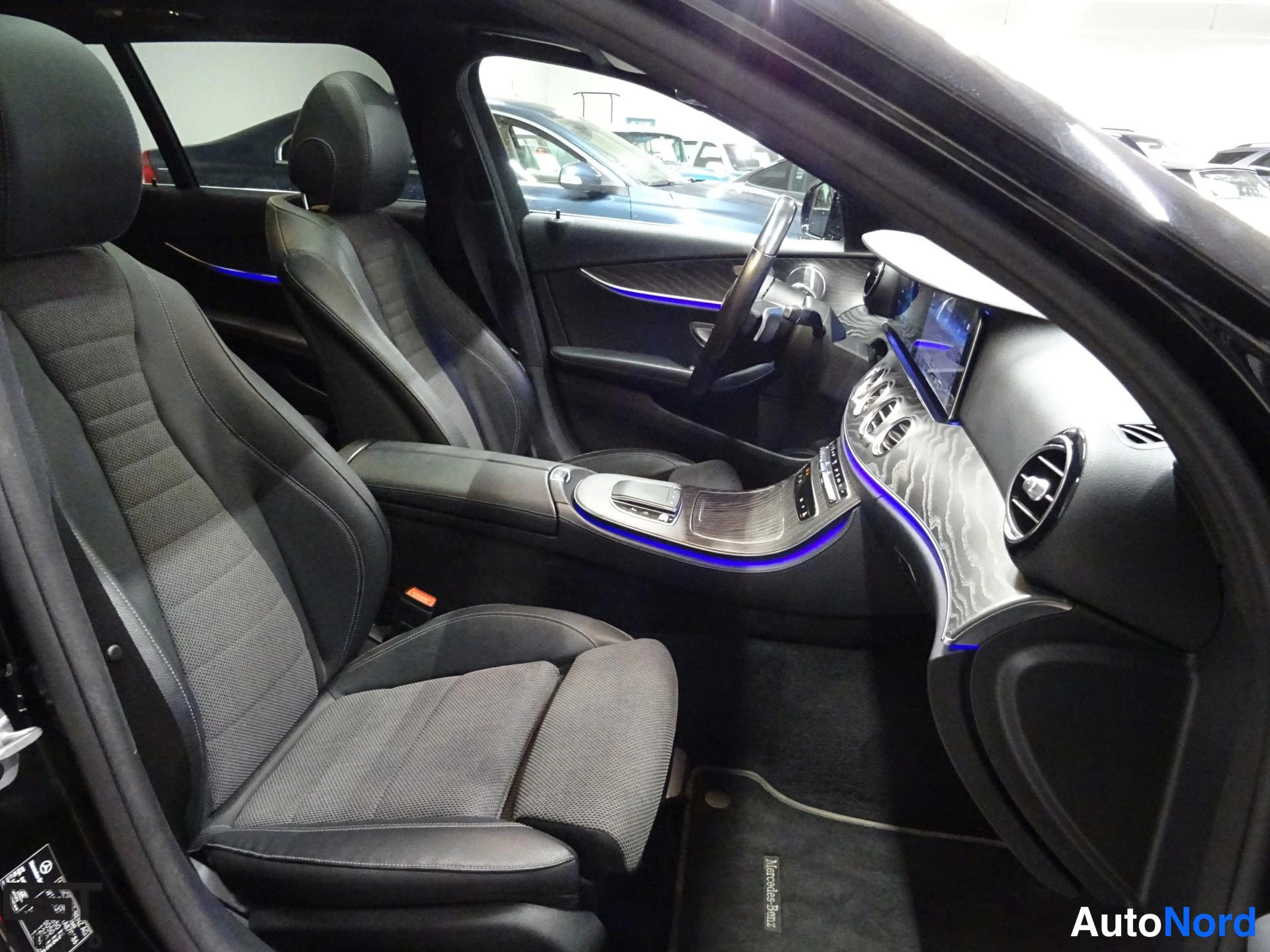 Musta Mercedes-Benz E 2021, etuistuimet, kuva 14