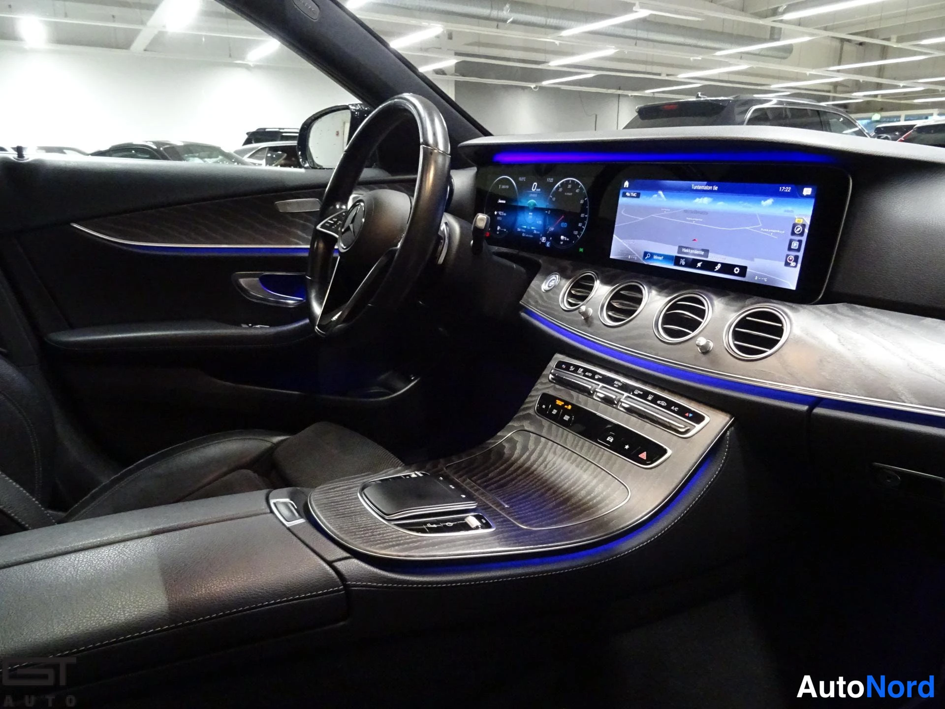Musta Mercedes-Benz E 2021, ohjaamo, kuva 10