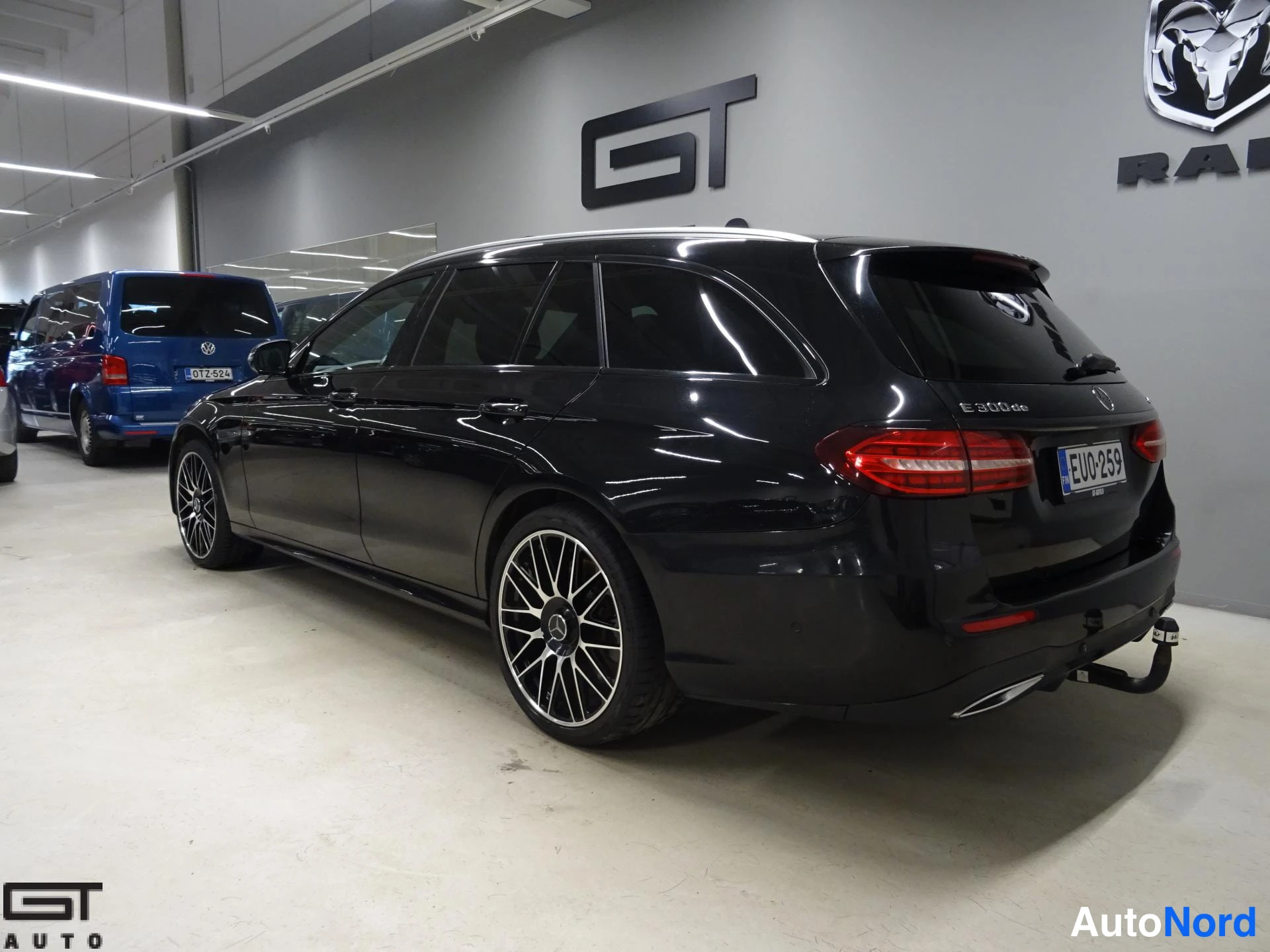 Musta Mercedes-Benz E 2021, takaviisto, kuva 5