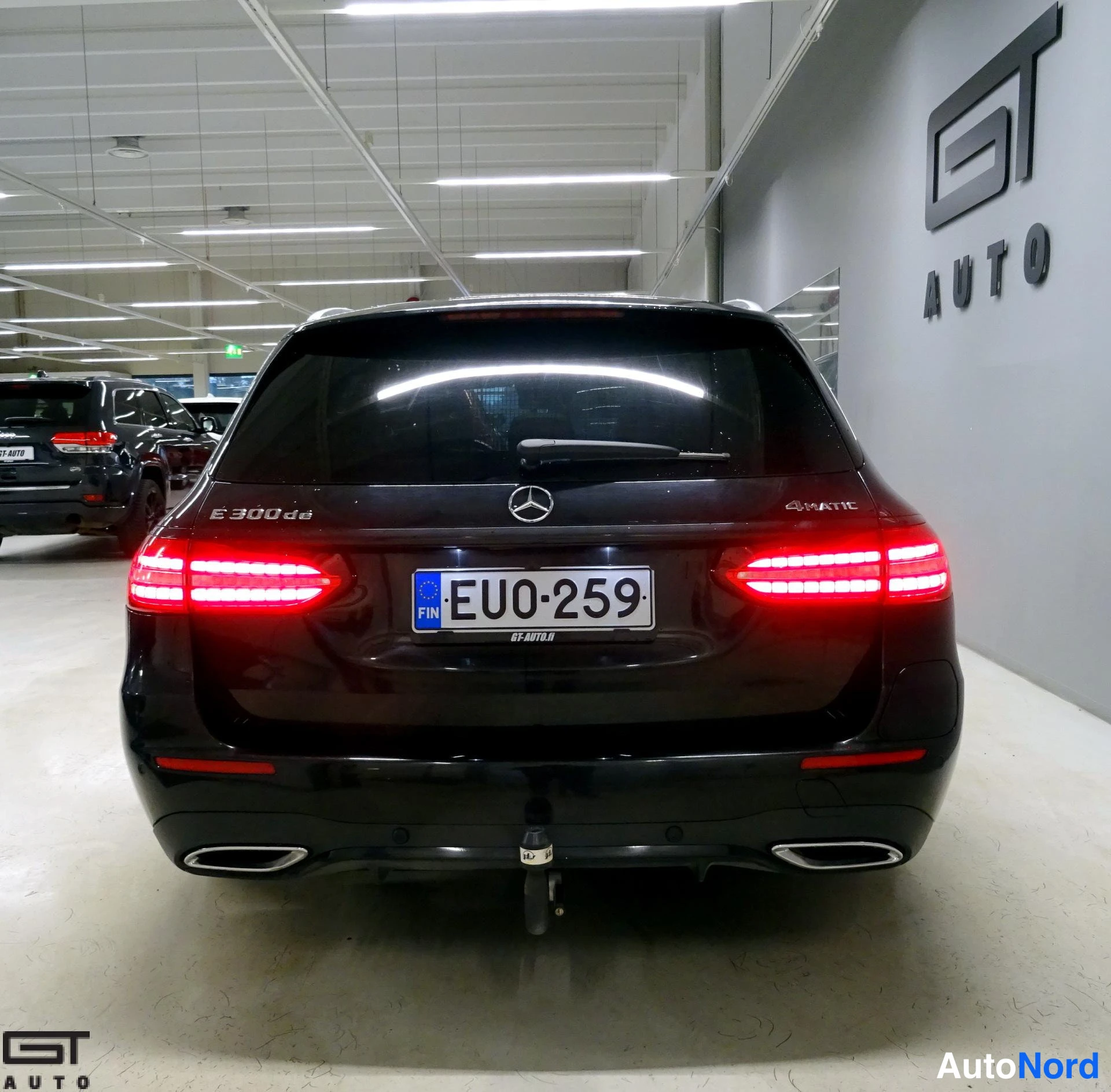 Musta Mercedes-Benz E 2021, takaa, kuva 7