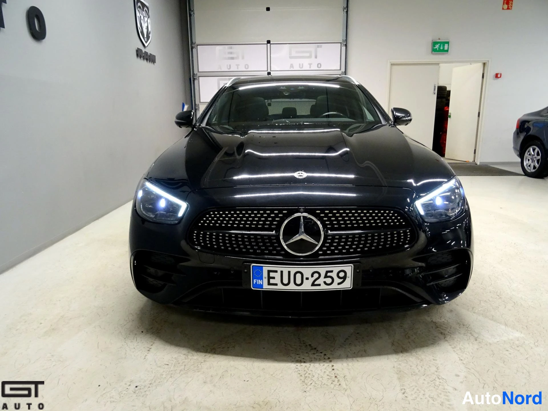 Musta Mercedes-Benz E 2021, edestä, kuva 3