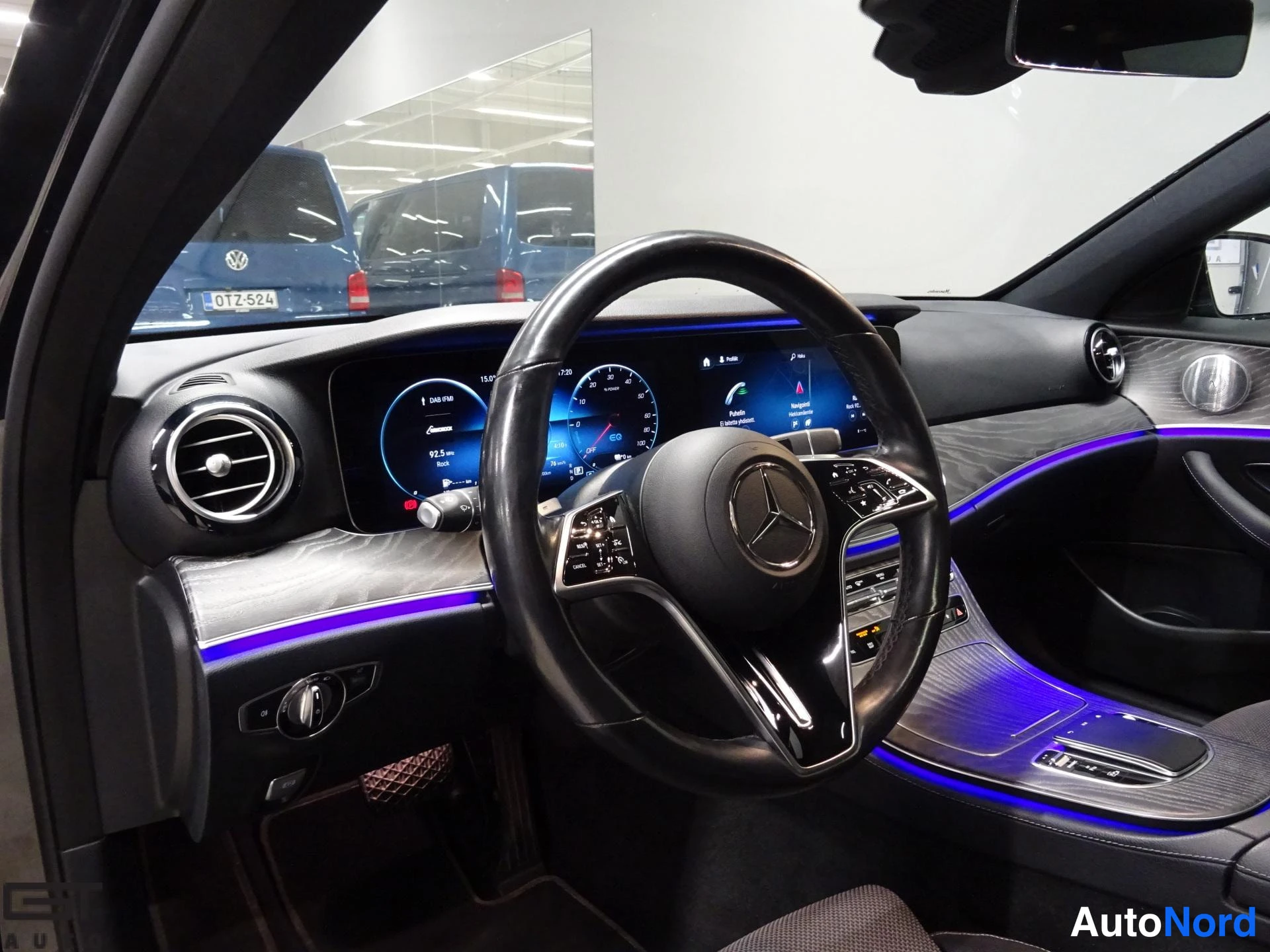 Musta Mercedes-Benz E 2021, ohjaamo, kuva 8