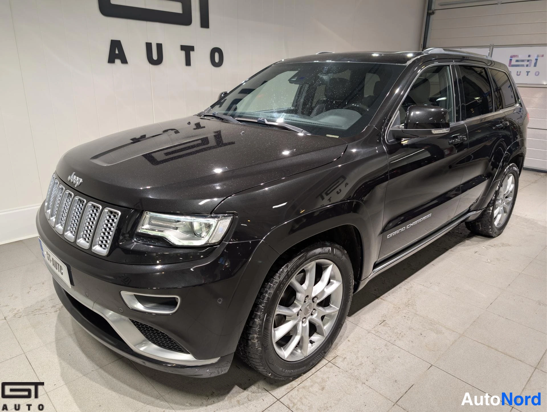 Musta Jeep Grand Cherokee 2015, etuviisto, keula vasemmalle, kuva 2
