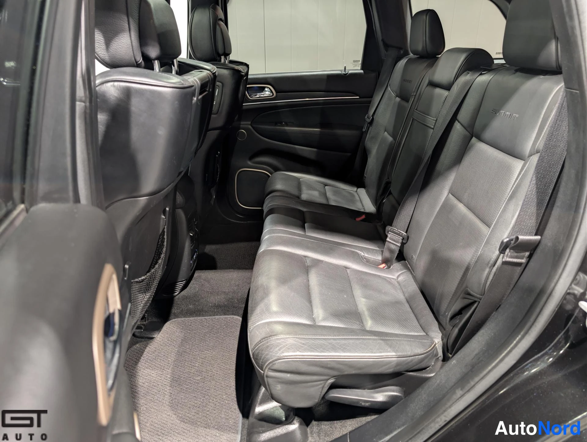 Musta Jeep Grand Cherokee 2015, takaistuimet, kuva 15