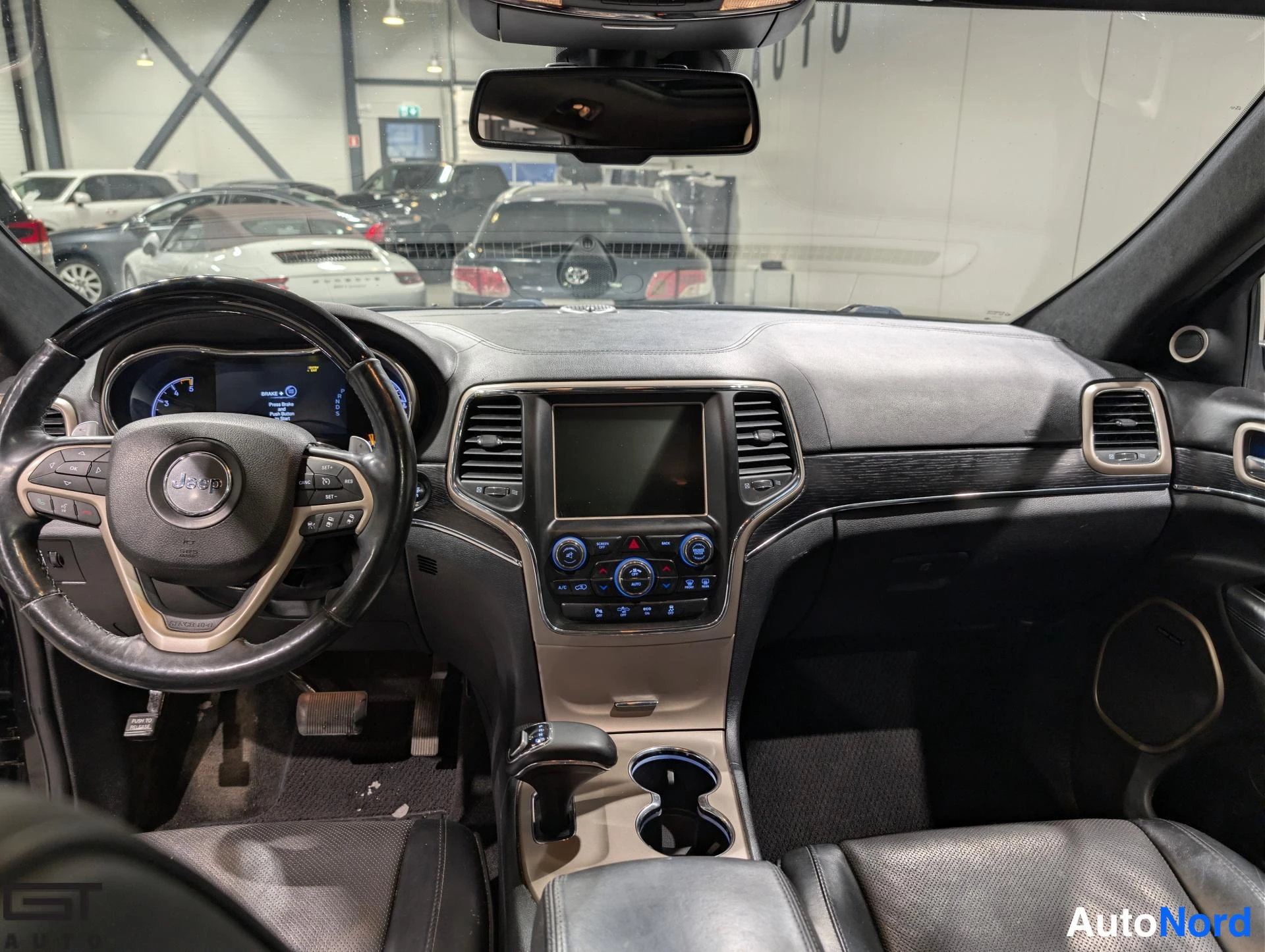 Musta Jeep Grand Cherokee 2015, ohjaamo, kuva 11