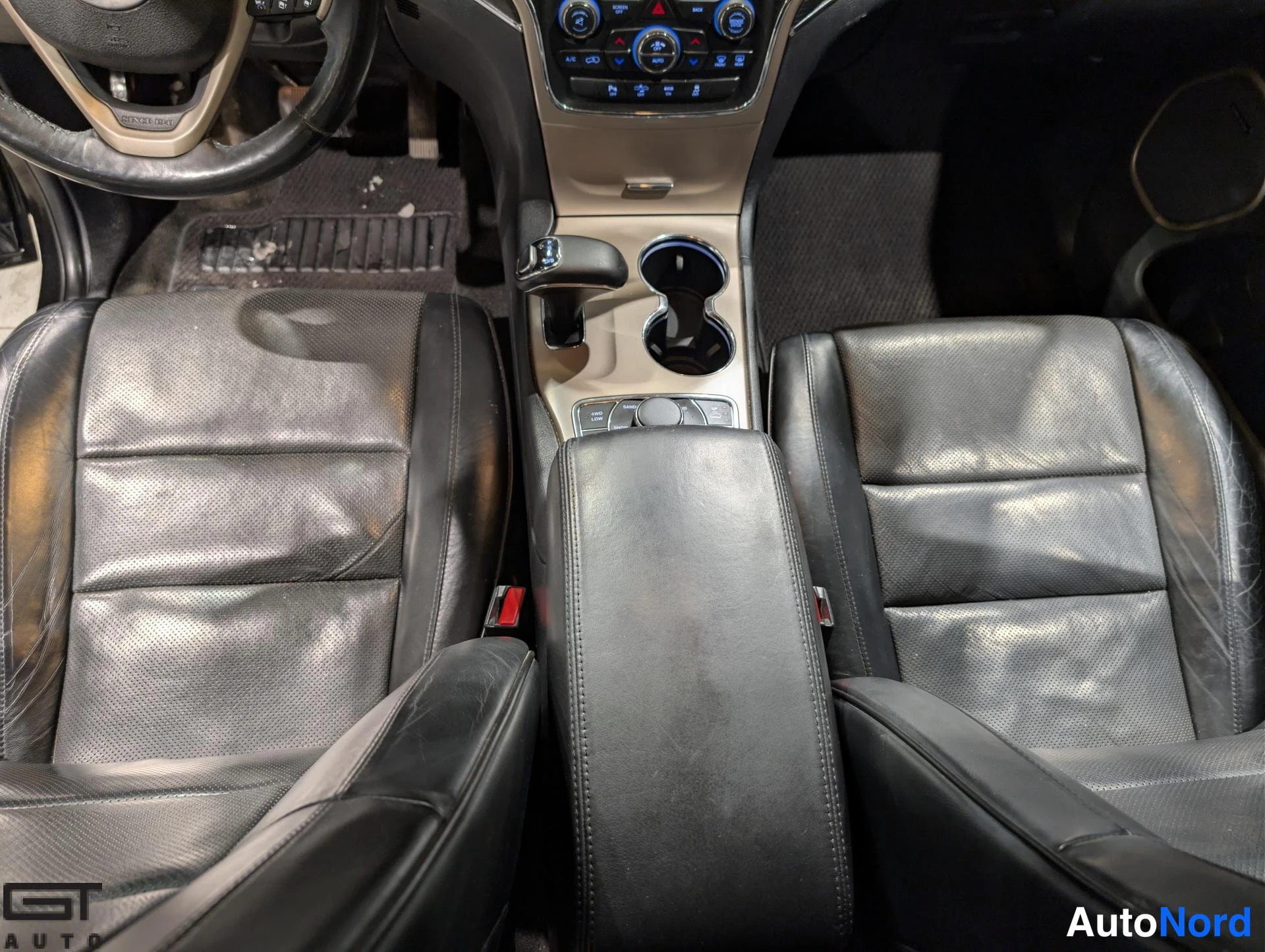 Musta Jeep Grand Cherokee 2015, ohjaamo, kuva 12