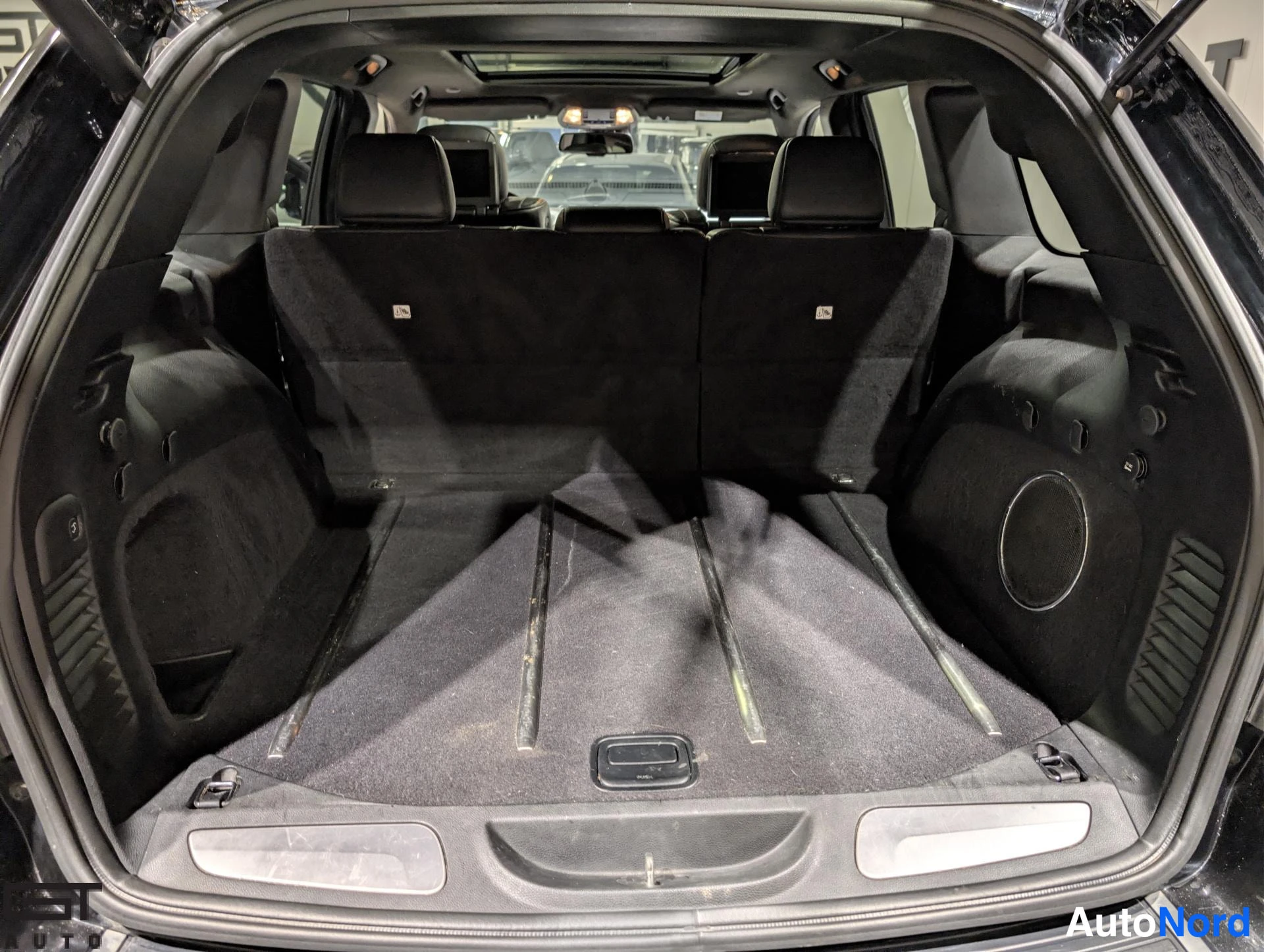 Musta Jeep Grand Cherokee 2015, tavaratila, kuva 17