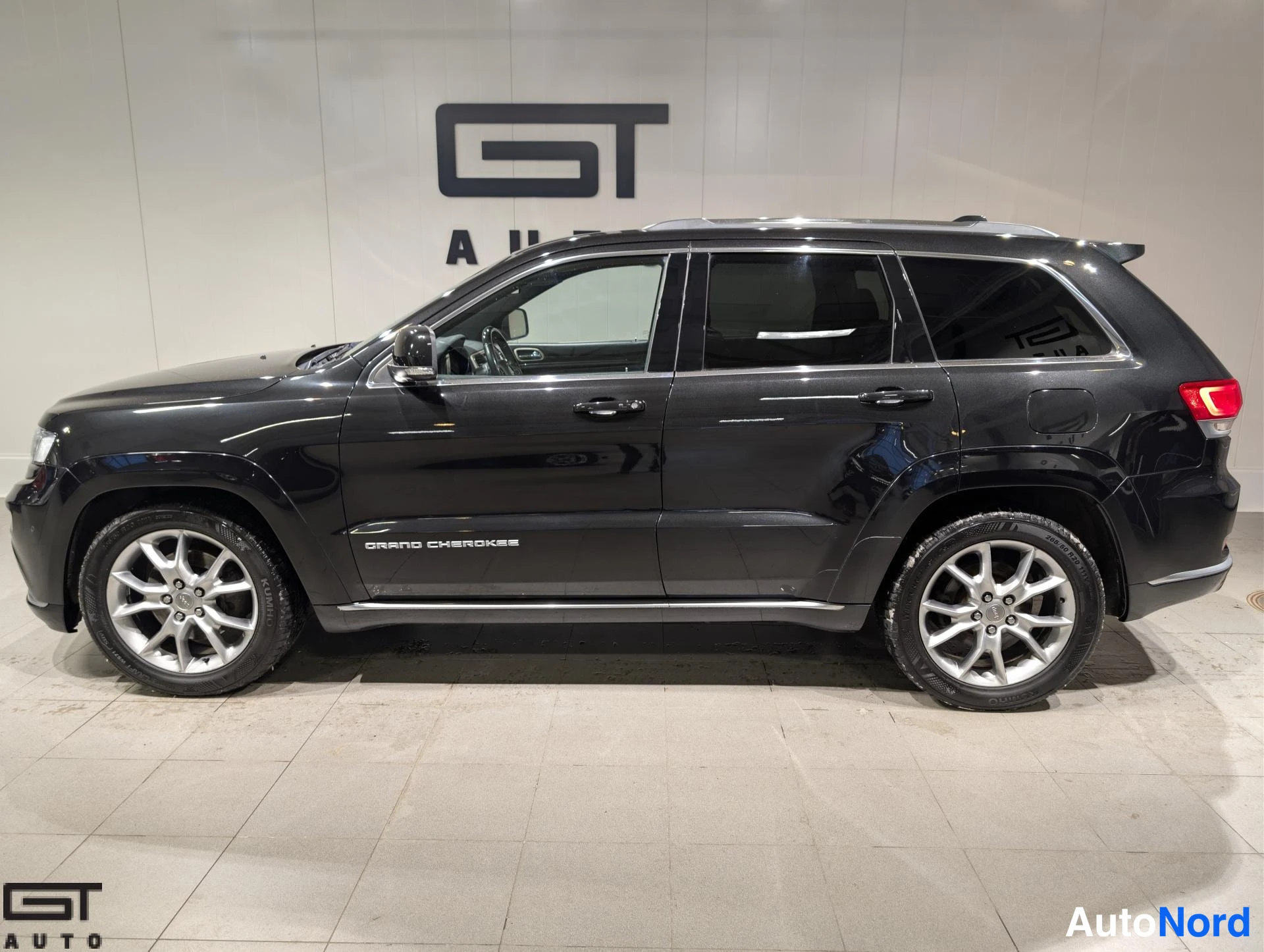 Musta Jeep Grand Cherokee 2015, sivulta, kuva 6